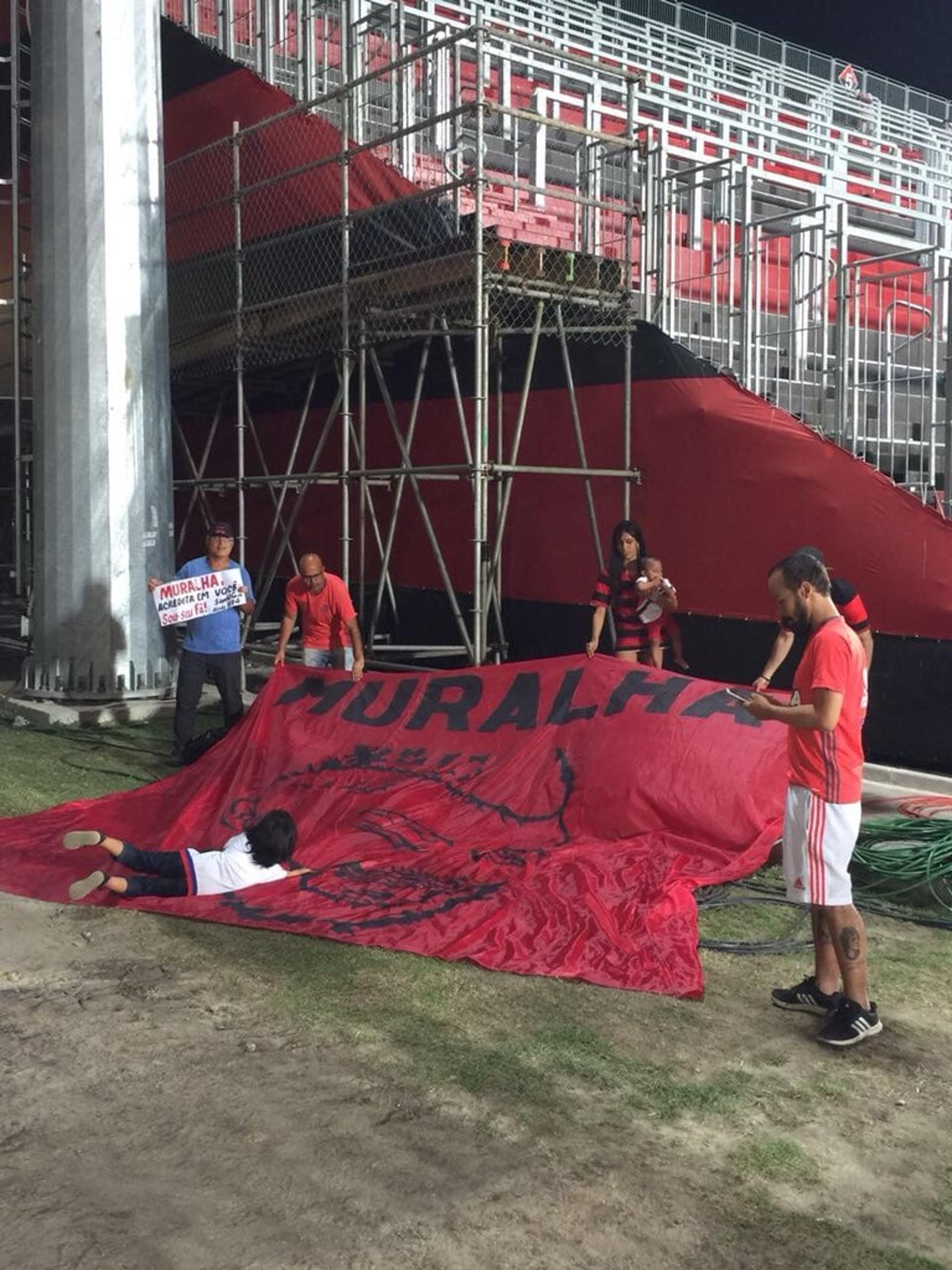 Bandeira entregue ao Muralha