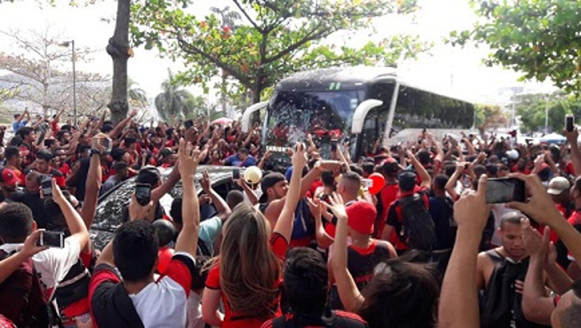 Torcida faz a festa na chegada do ônibus no aeroporto