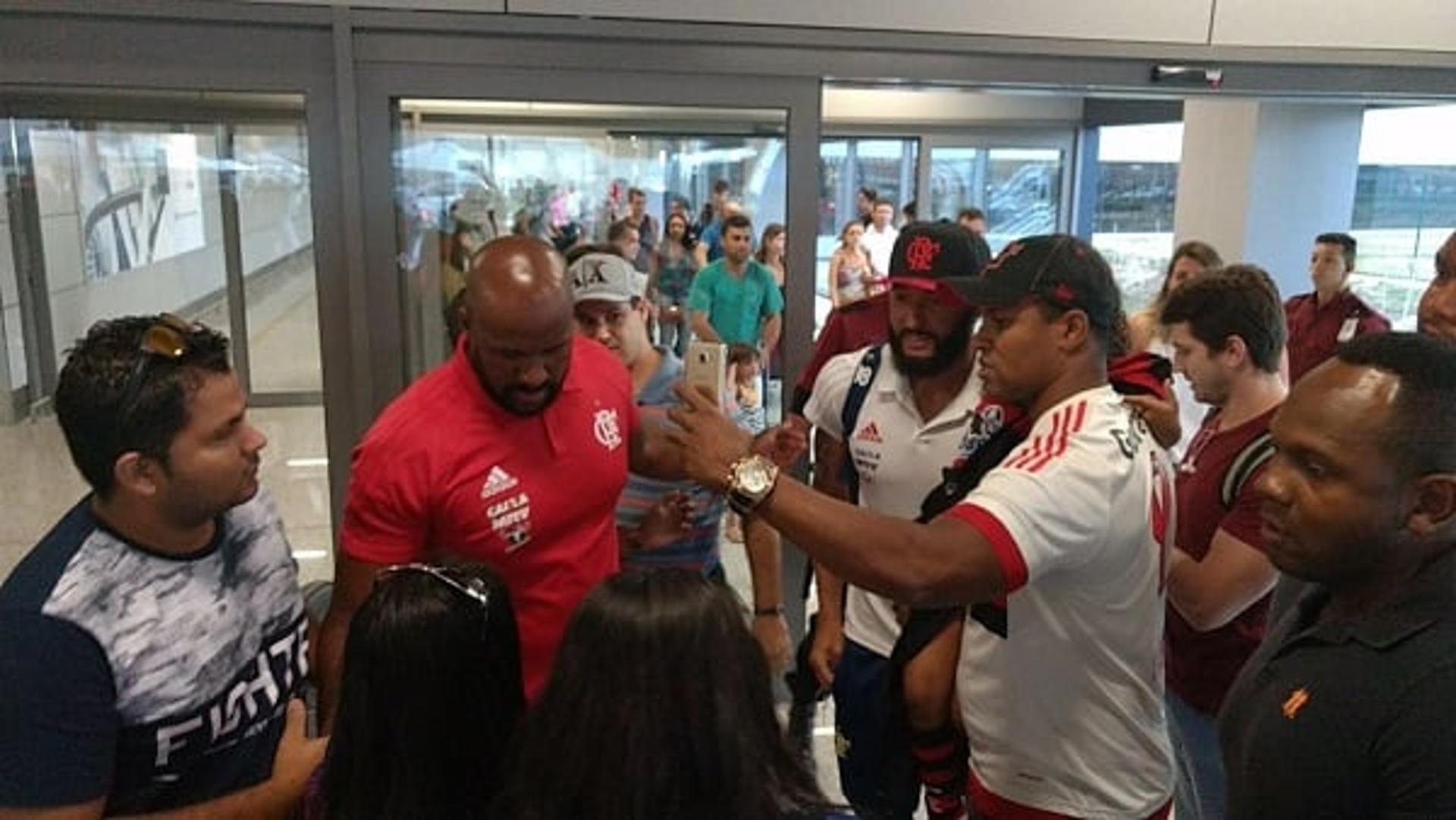 Torcedores do Flamengo recepcionando a delegação rubro-negra em Belo Horizonte