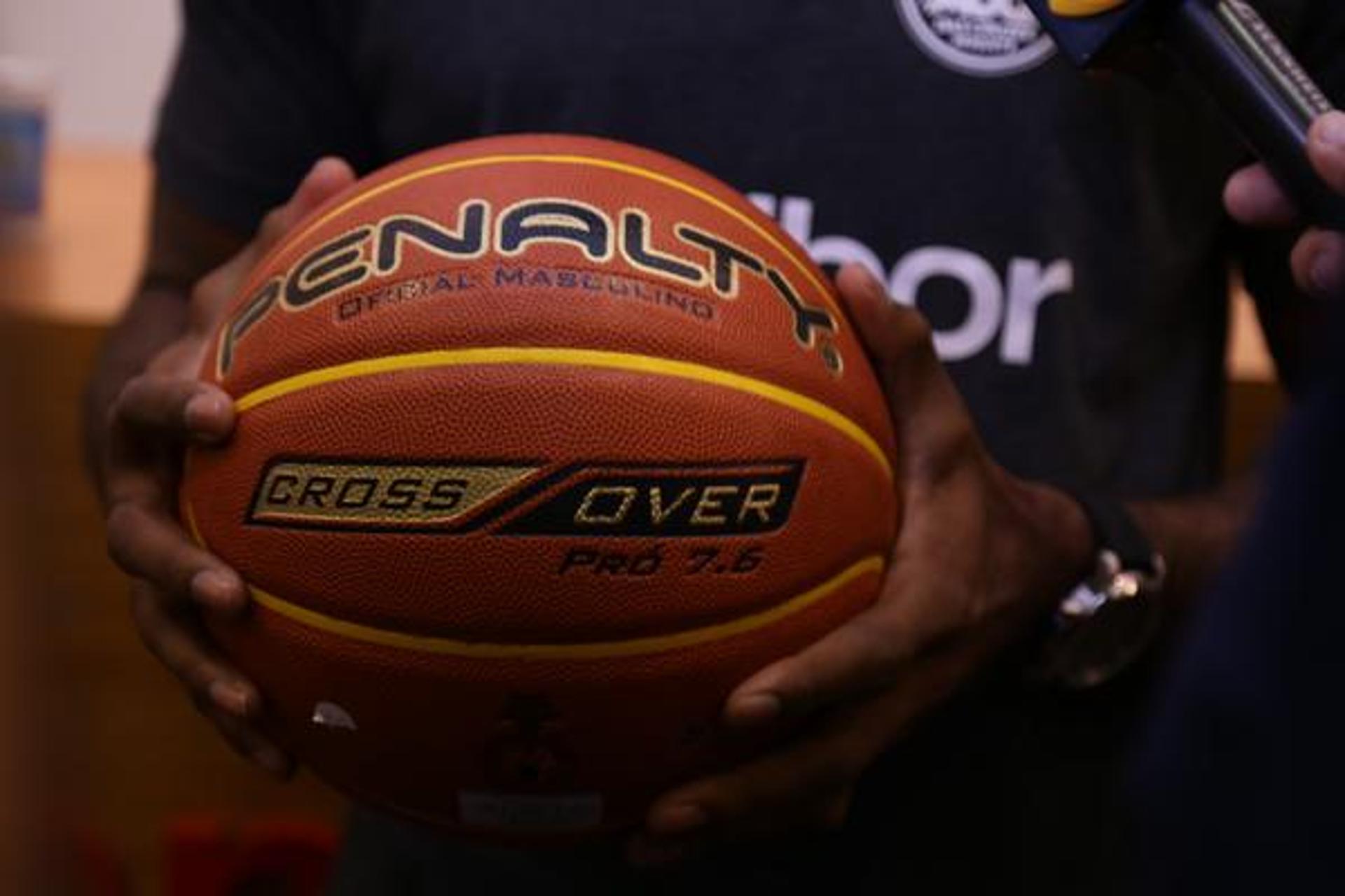 LNB e Penalty lançam bola personalizada para o NBB CAIXA