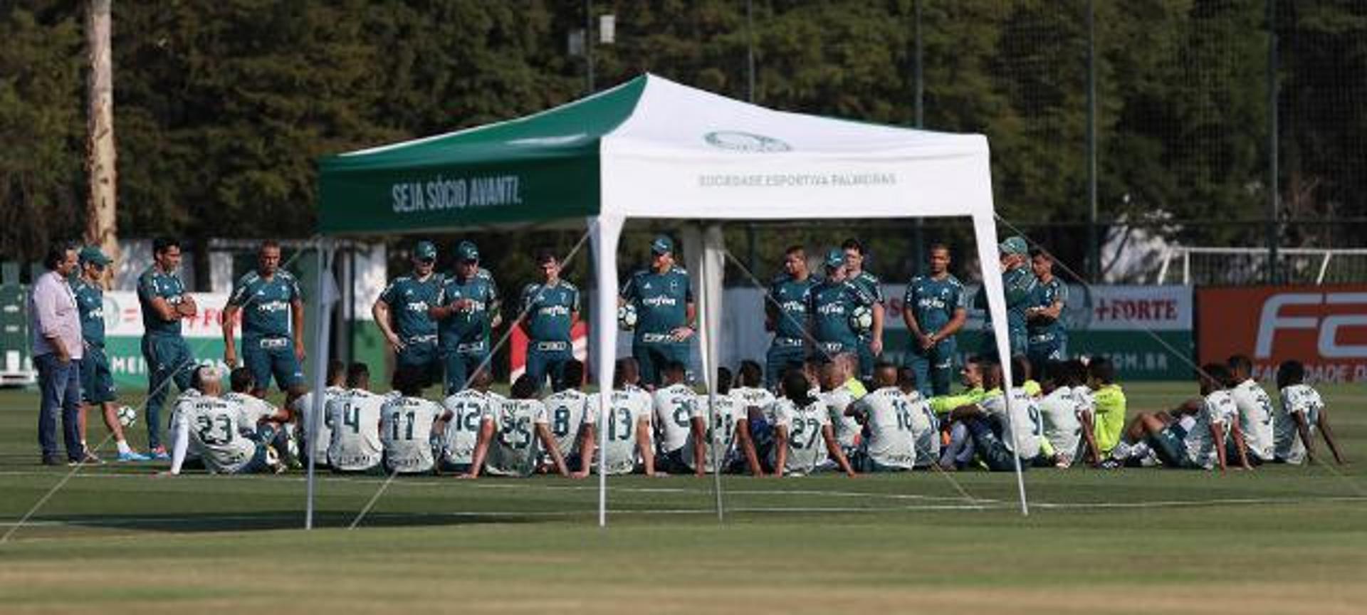 Grupo do Palmeiras ouve Cuca e diretoria na Academia