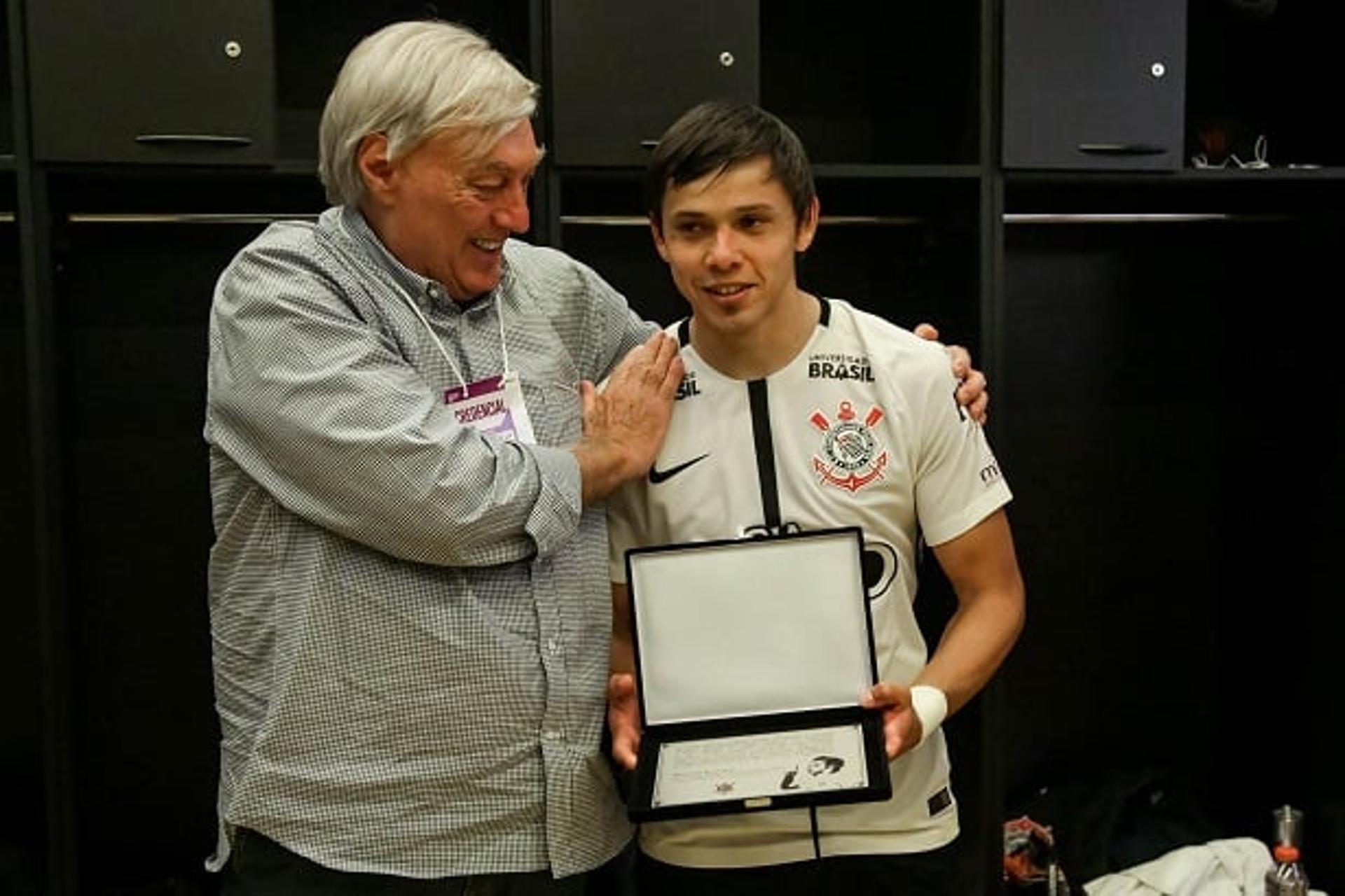 Romero recebeu placa pelos 150 jogos pelo Corinthians