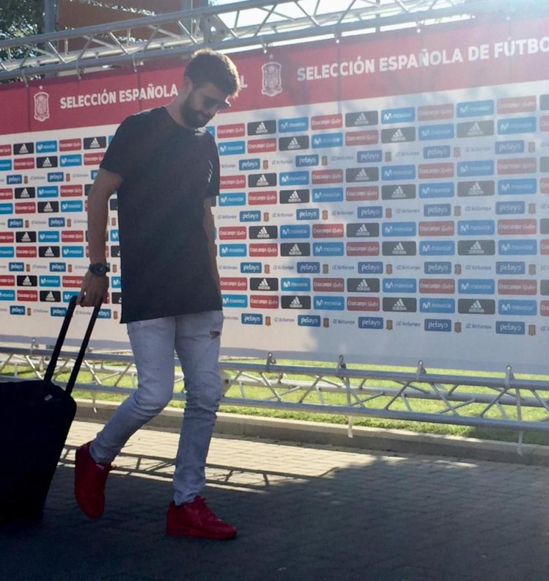 Piqué se apresenta à seleção