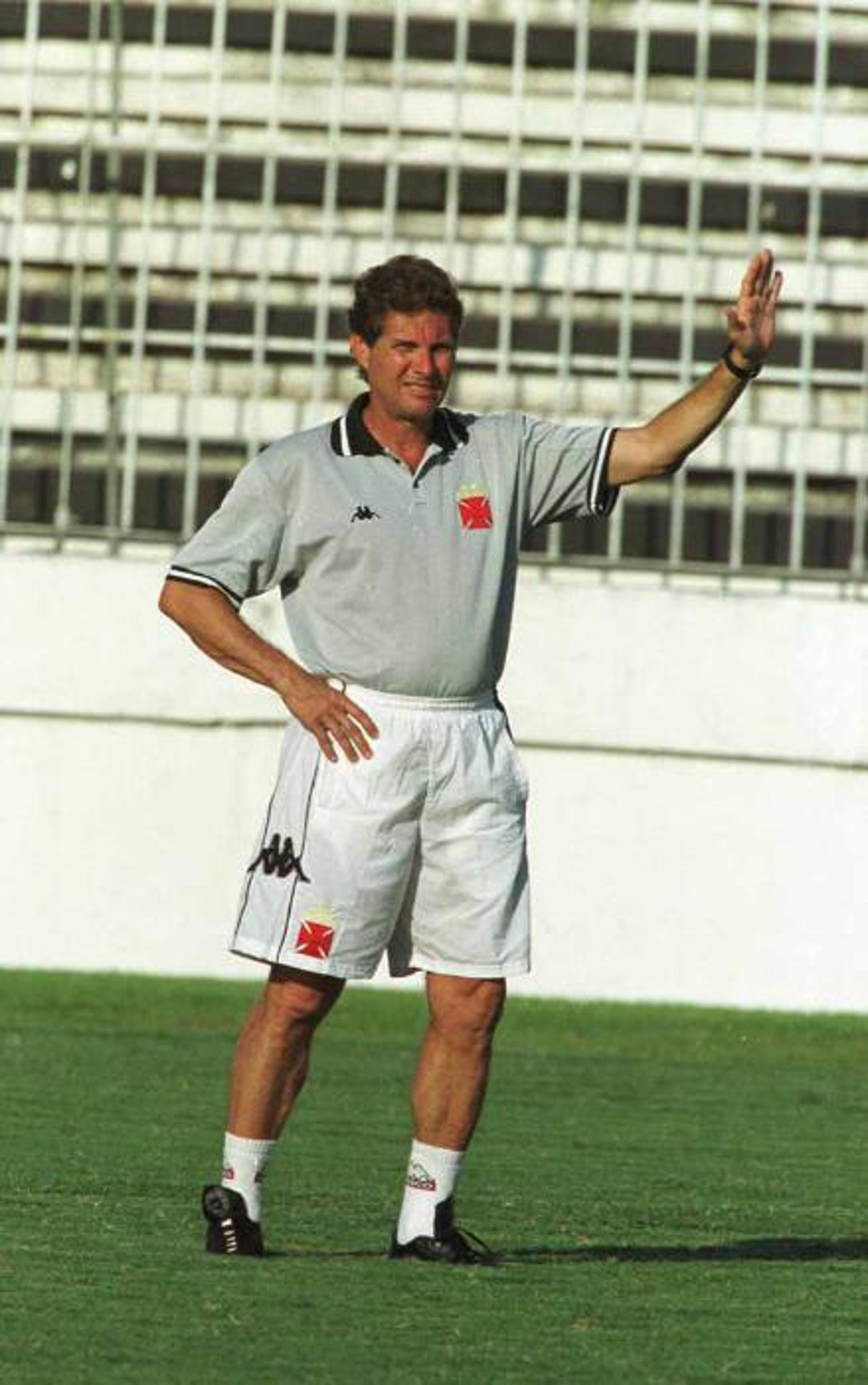 Oswaldo de Oliveira no comando do Vasco, em 2000