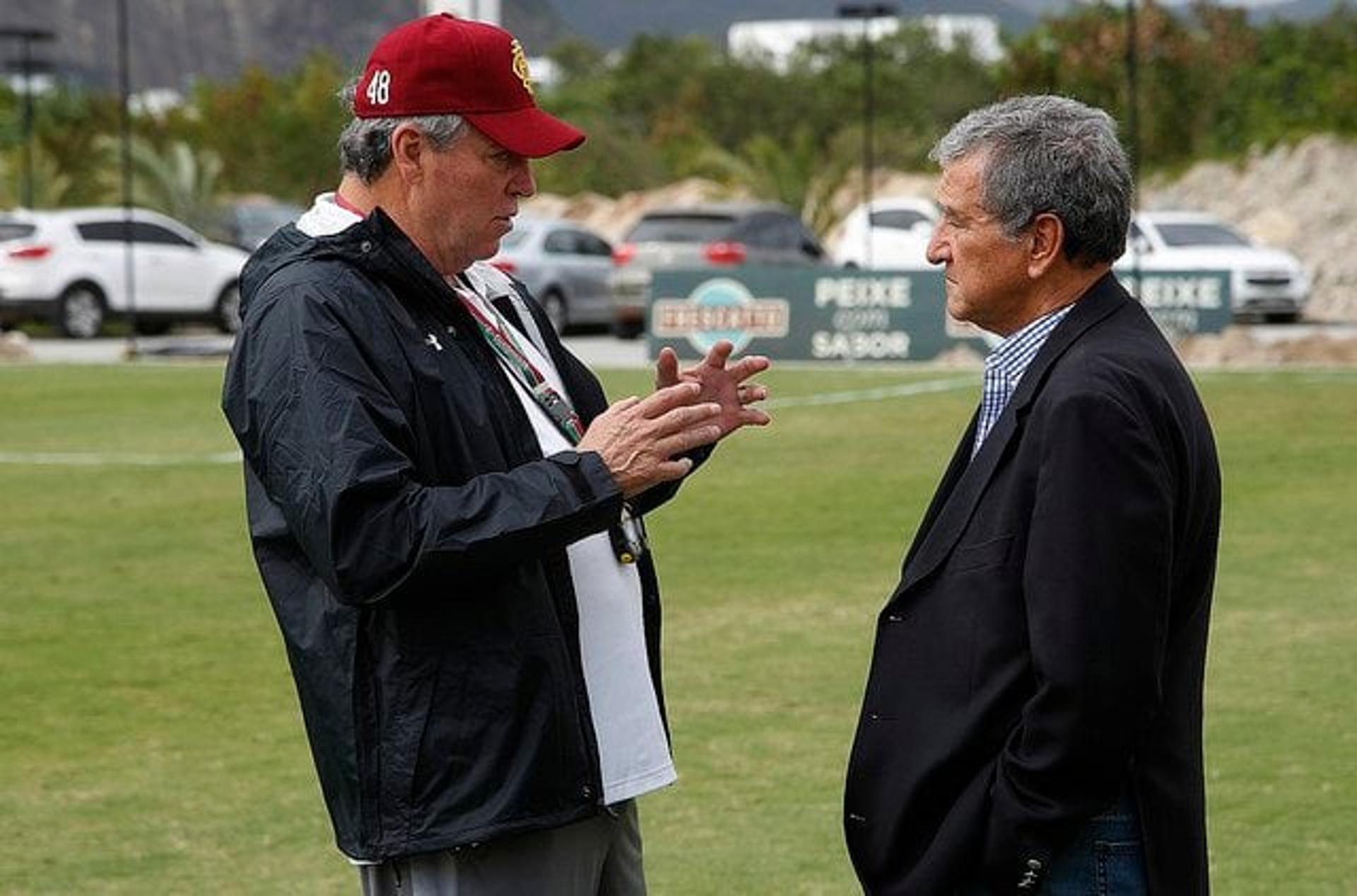 Abel conversa com Parreira em treino no CT Pedro Antonio, há dois meses. Confira imagens na galeria a seguir