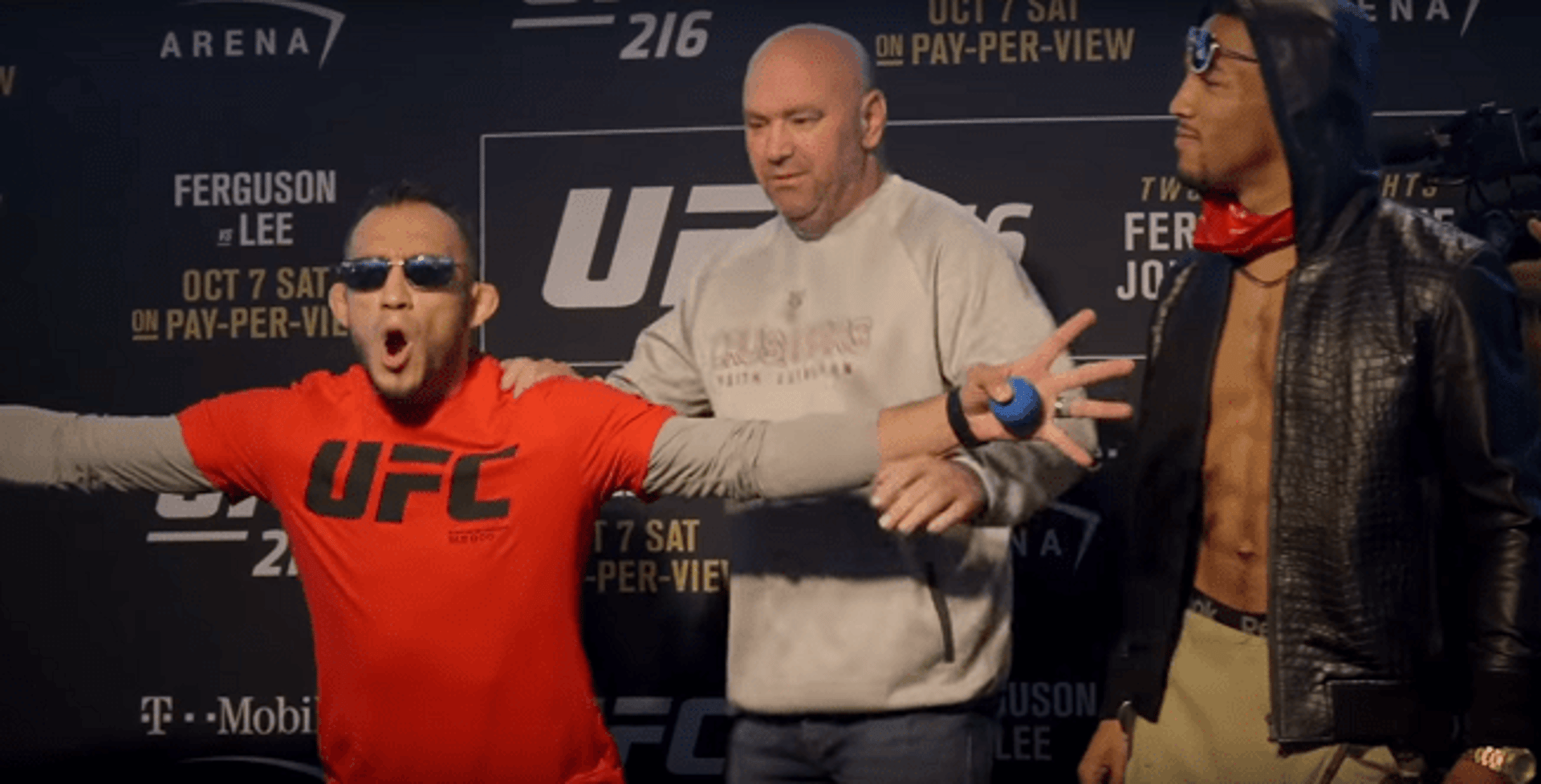 Tony Ferguson brinca com Dana White durante encarada com Kevin Lee