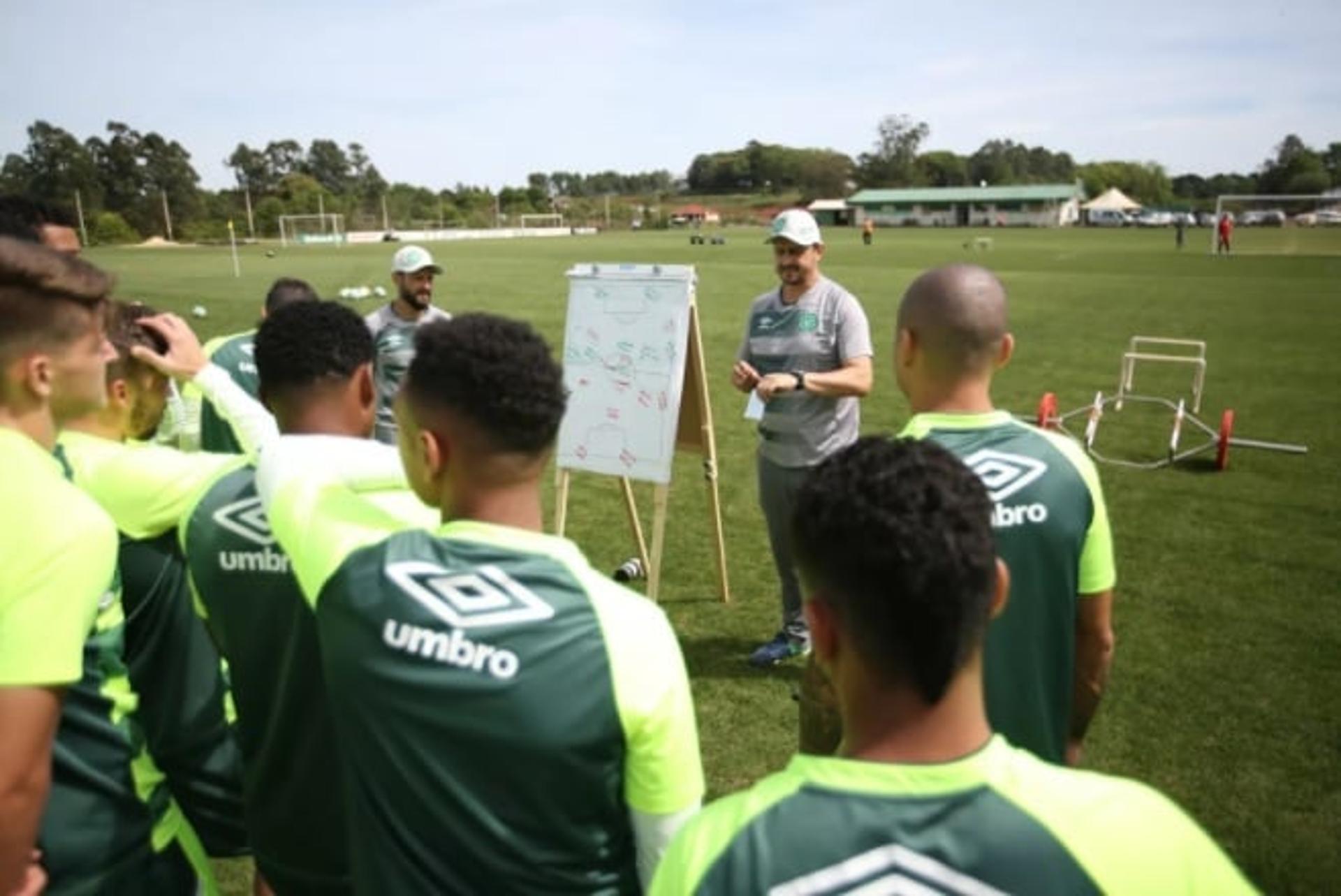 Marcos Cezar, preparador físico, orienta jogadores antes do início da atividade