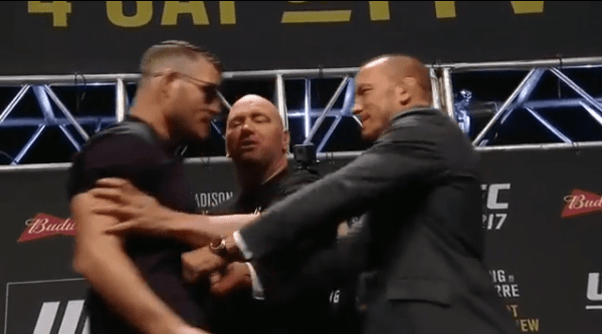 Georges Saint-Pierre empurra Michael Bisping durante encarada promocional do UFC 217