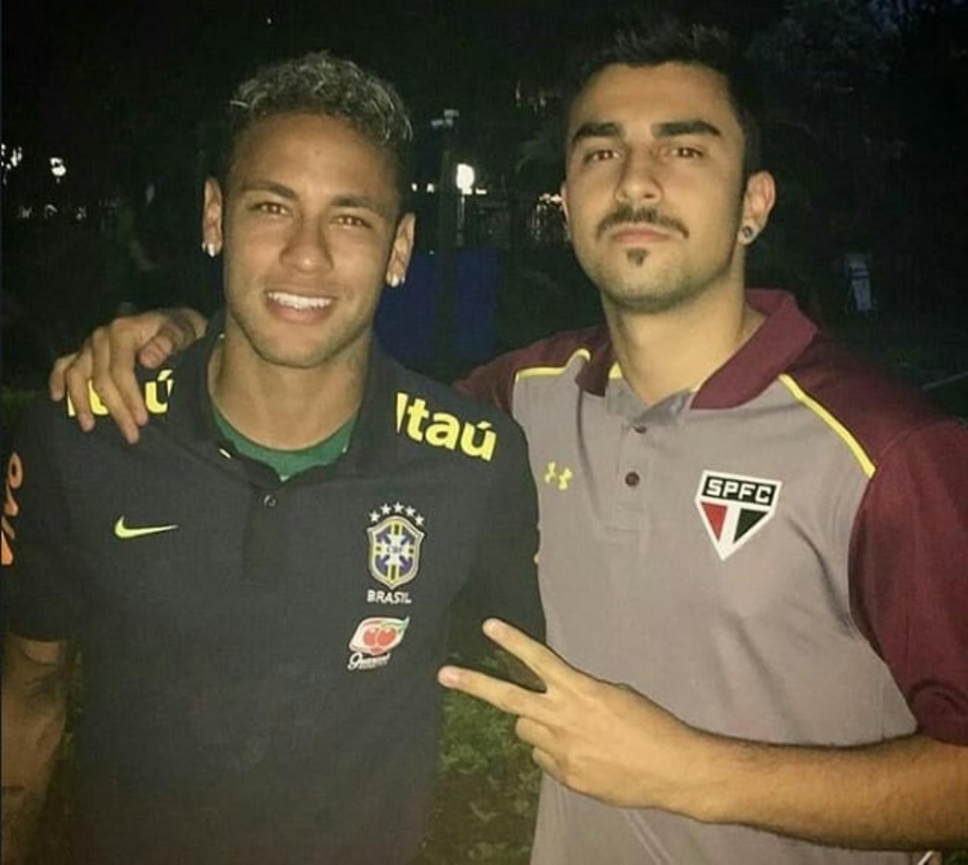 Neymar agitou o noticiário ao aparecer em foto com uma camisa do Palmeiras debaixo do uniforme da Seleção. Ele mais uma vez confessou que era palmeirense na infância