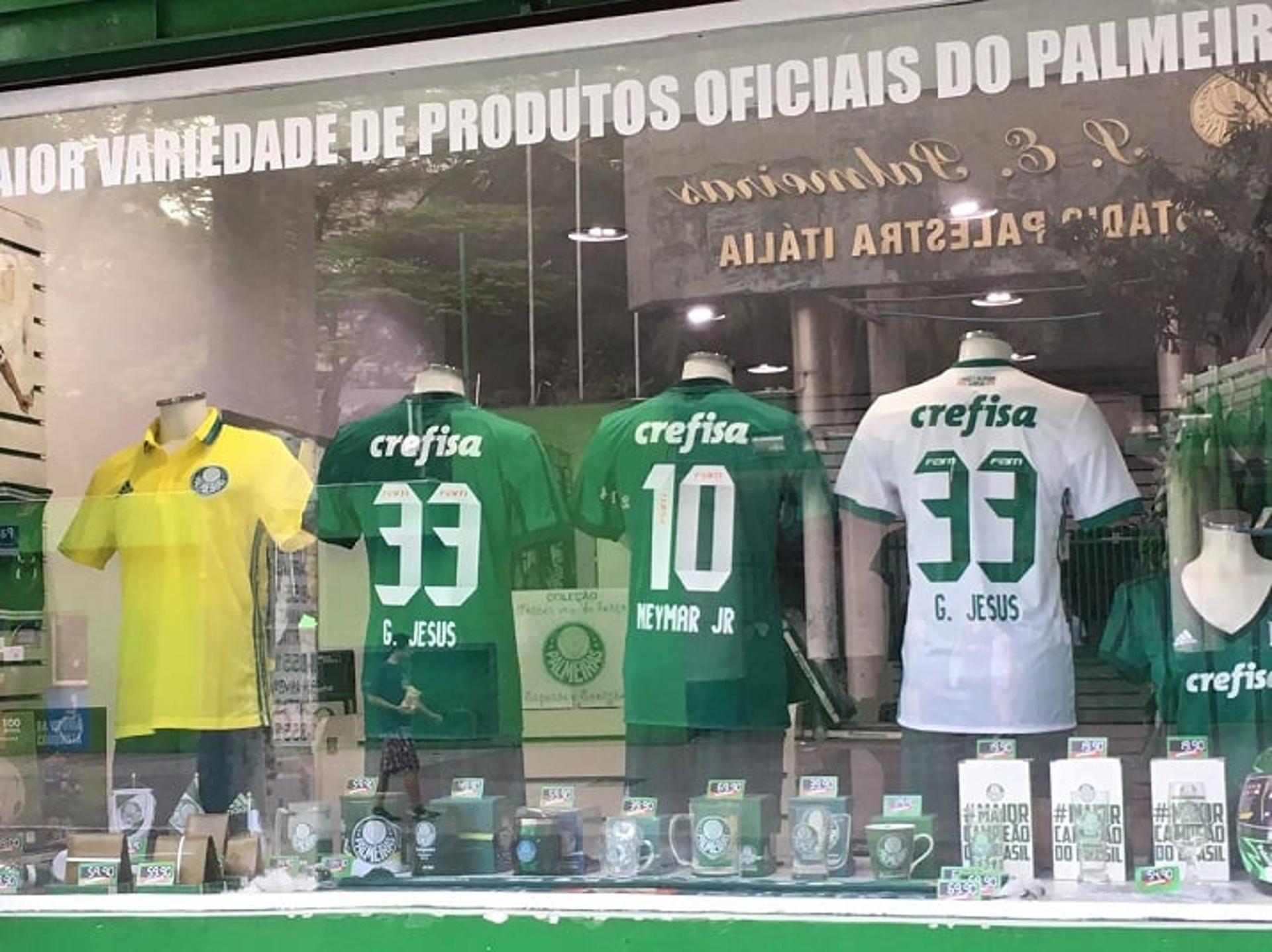 Loja em frente ao Allianz Parque vende camisa de Neymar