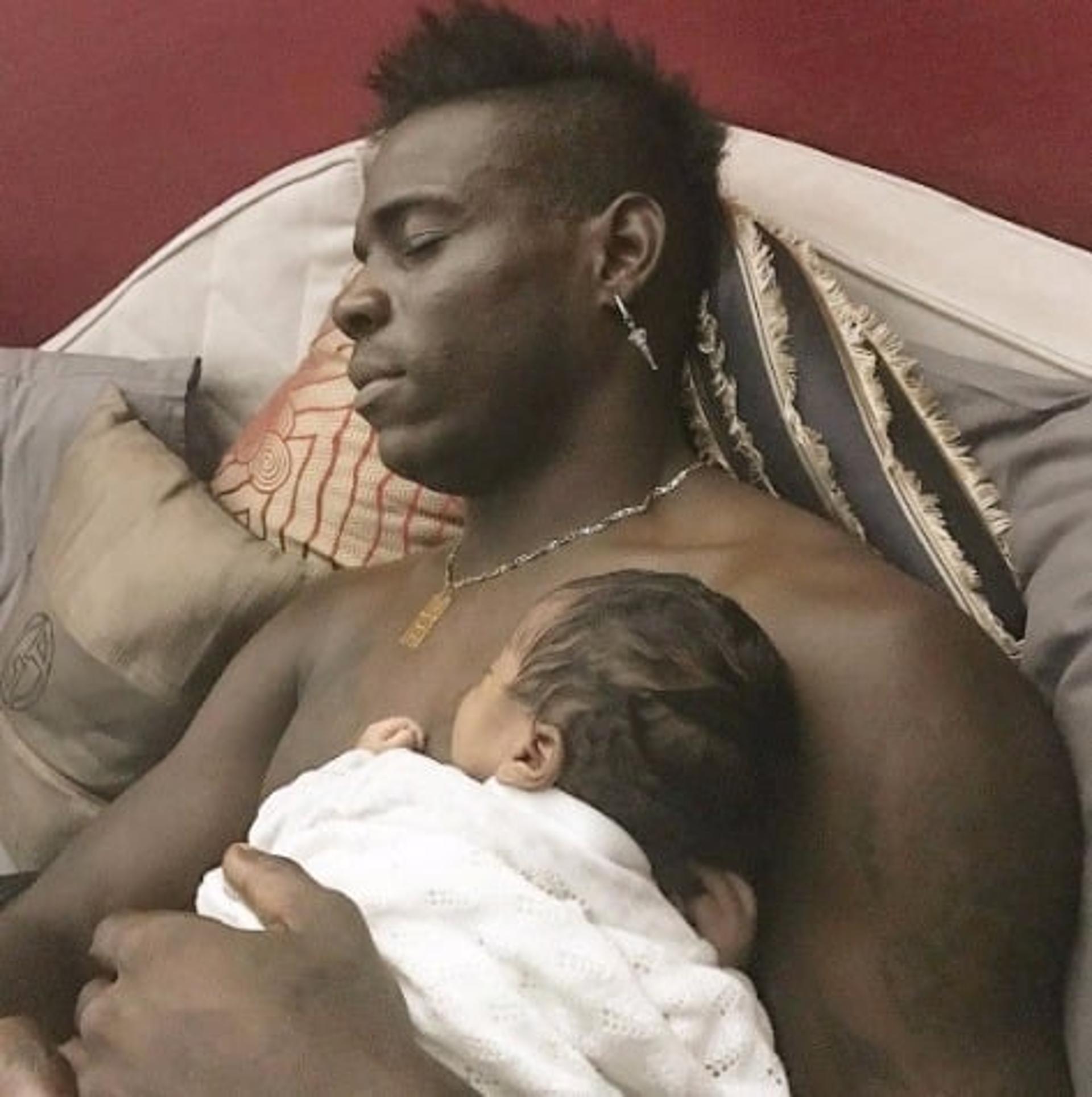 Balotelli com o filho, Lion