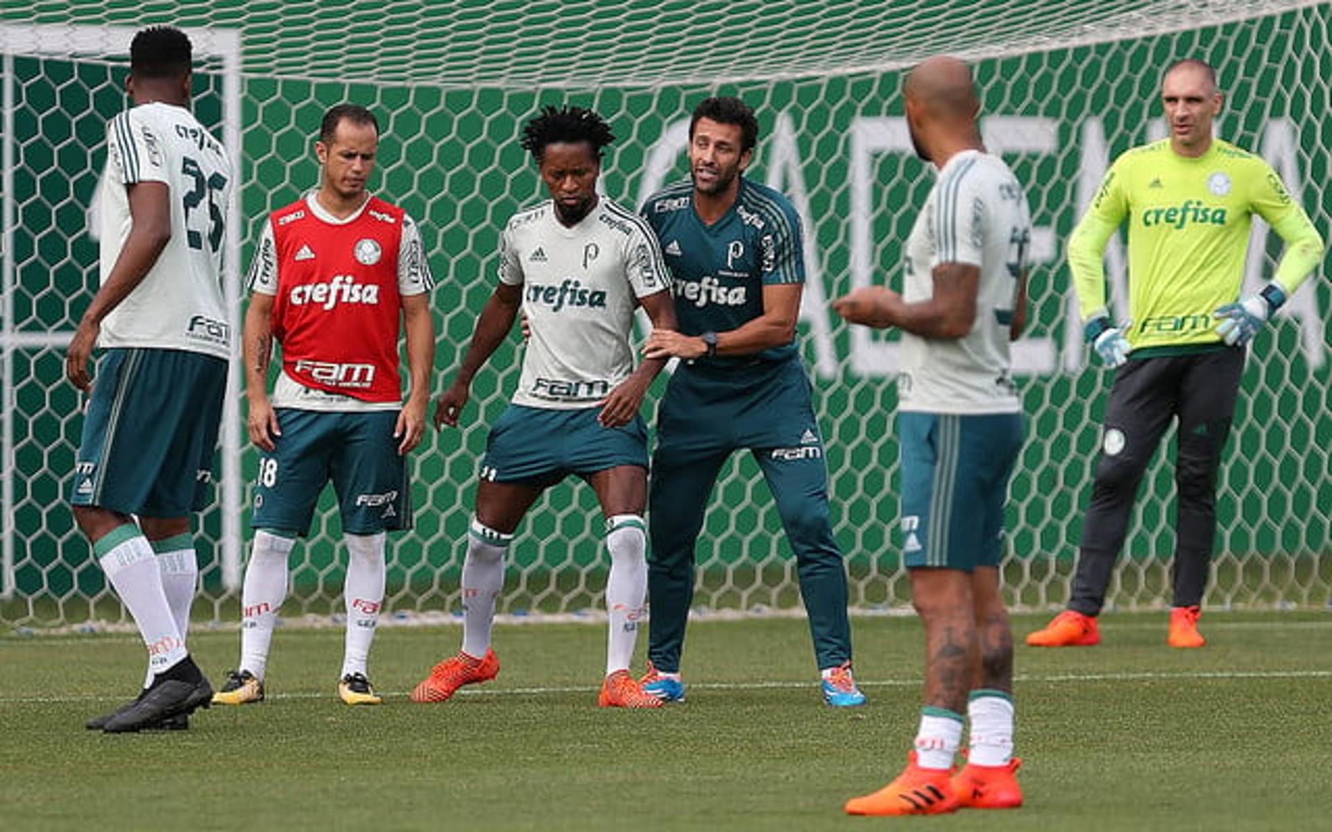 Valentim orienta jogadores do Palmeiras em treino na Academia