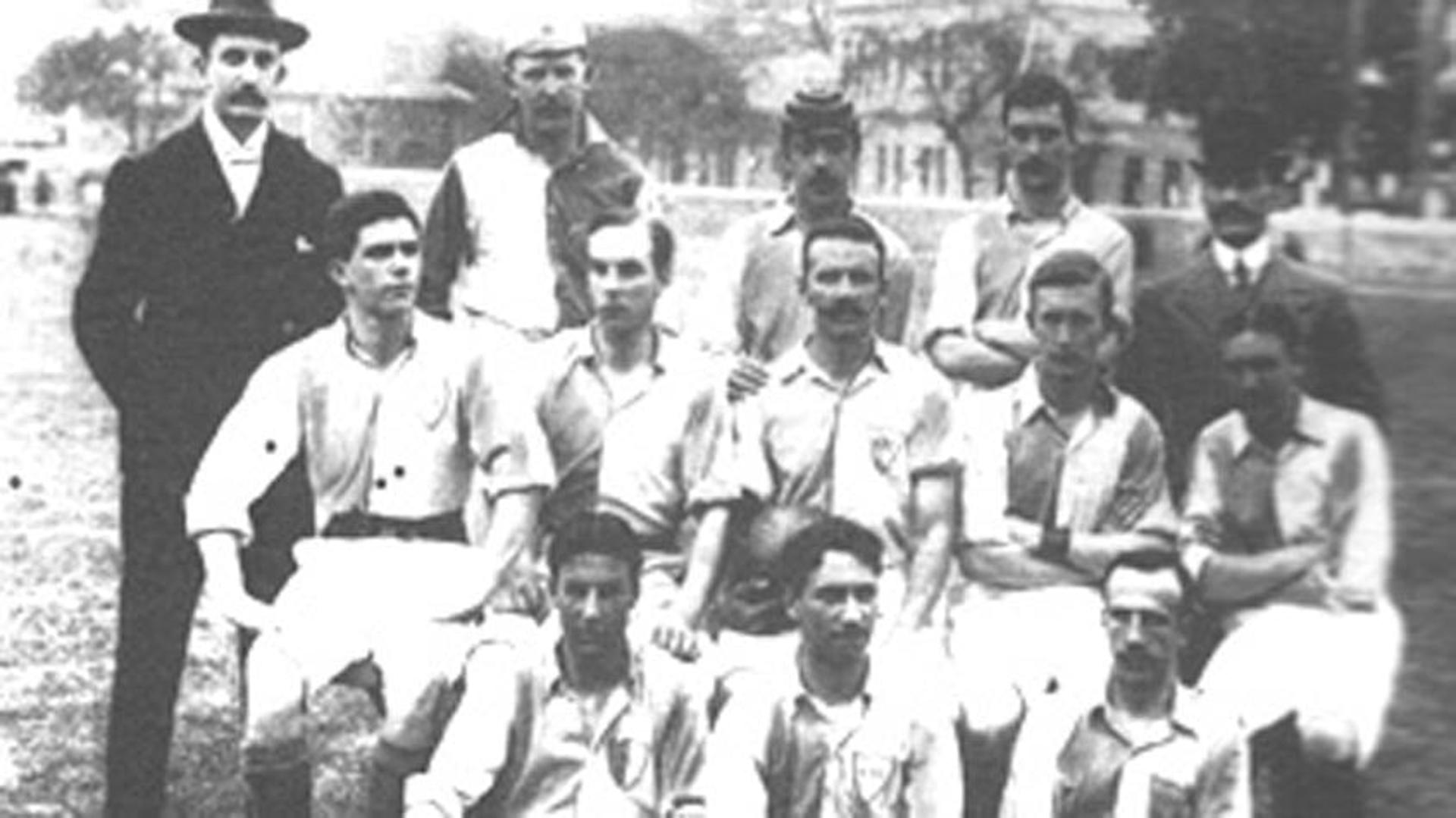 Nesta quinta-feira, o Fluminense celebra 115 anos de seu primeiro jogo oficial. A equipe atropelou o Rio FC por 8 a 0, no campo do Paissandu.