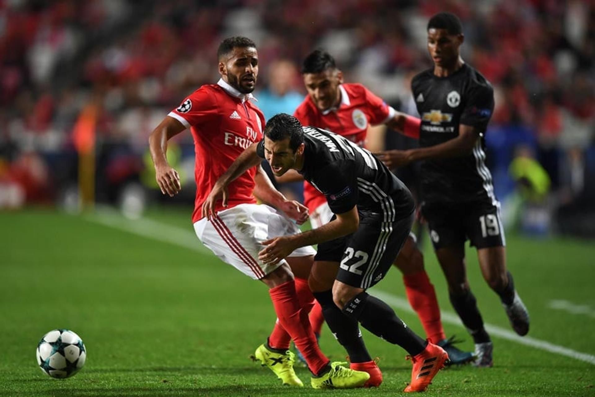 Douglas - O lateral ex-Barcelona teve atuação fraca na defesa do Benfica na derrota de 1 a 0 para o Manchester United.