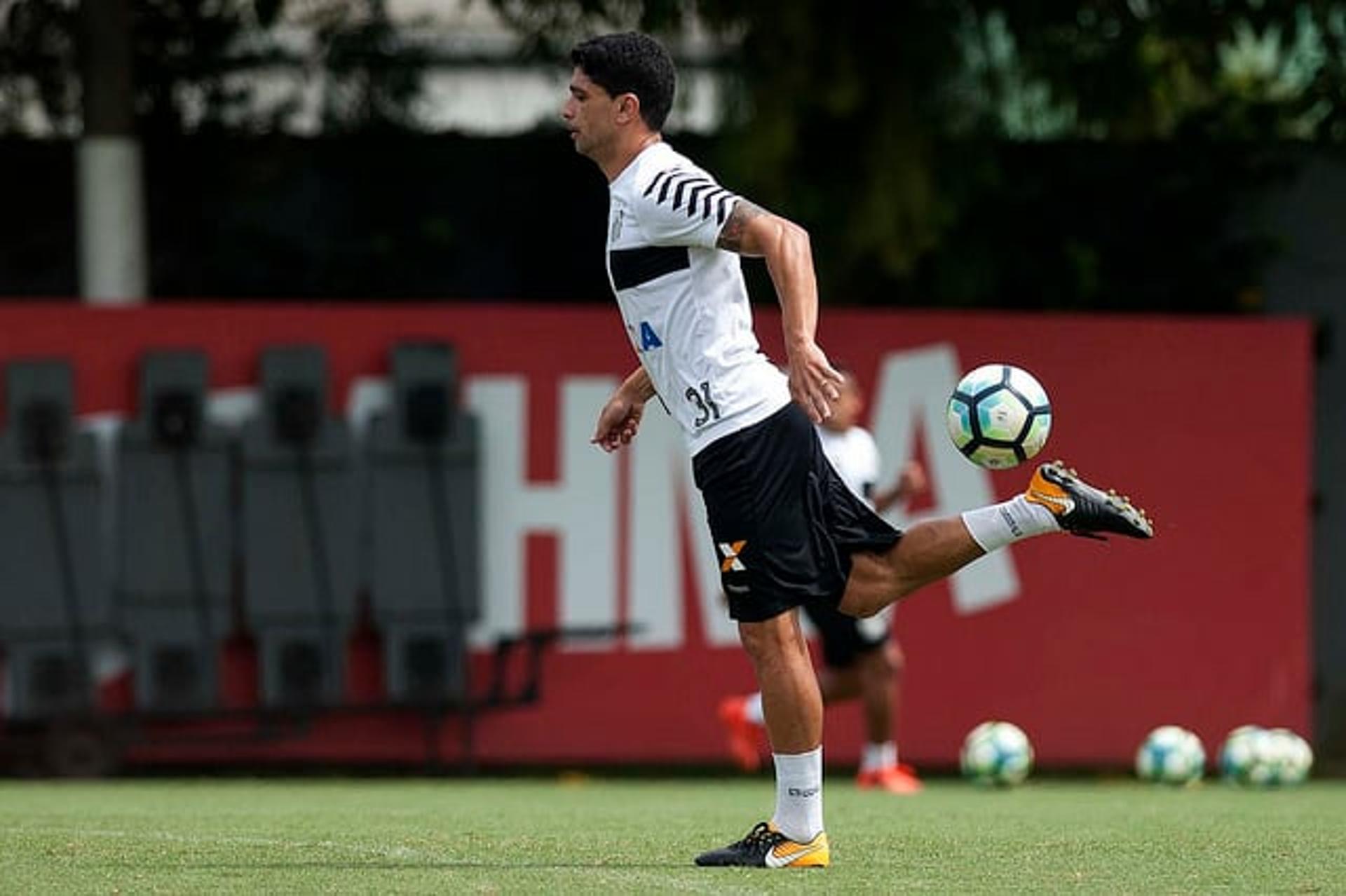 Recuperado de um edema na coxa direita e no tornozelo da mesma perna, Renato retorna ao time