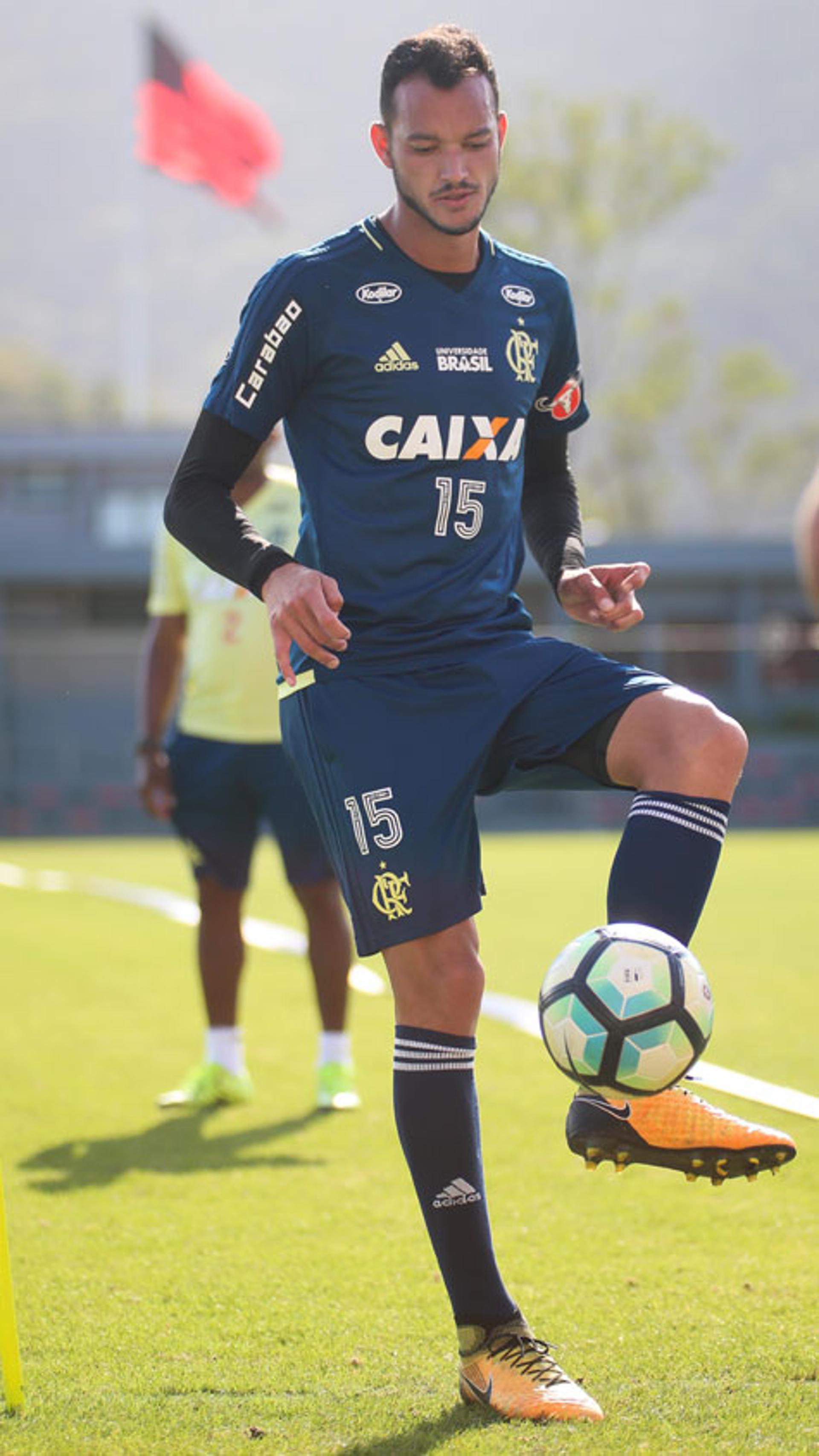 Réver em treino recente. O zagueiro pode voltar ao time na quinta-feira