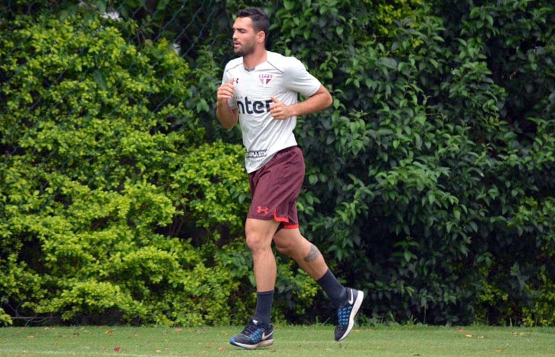 Gilberto tem contratura na coxa esquerda e iniciou exercícios no campo