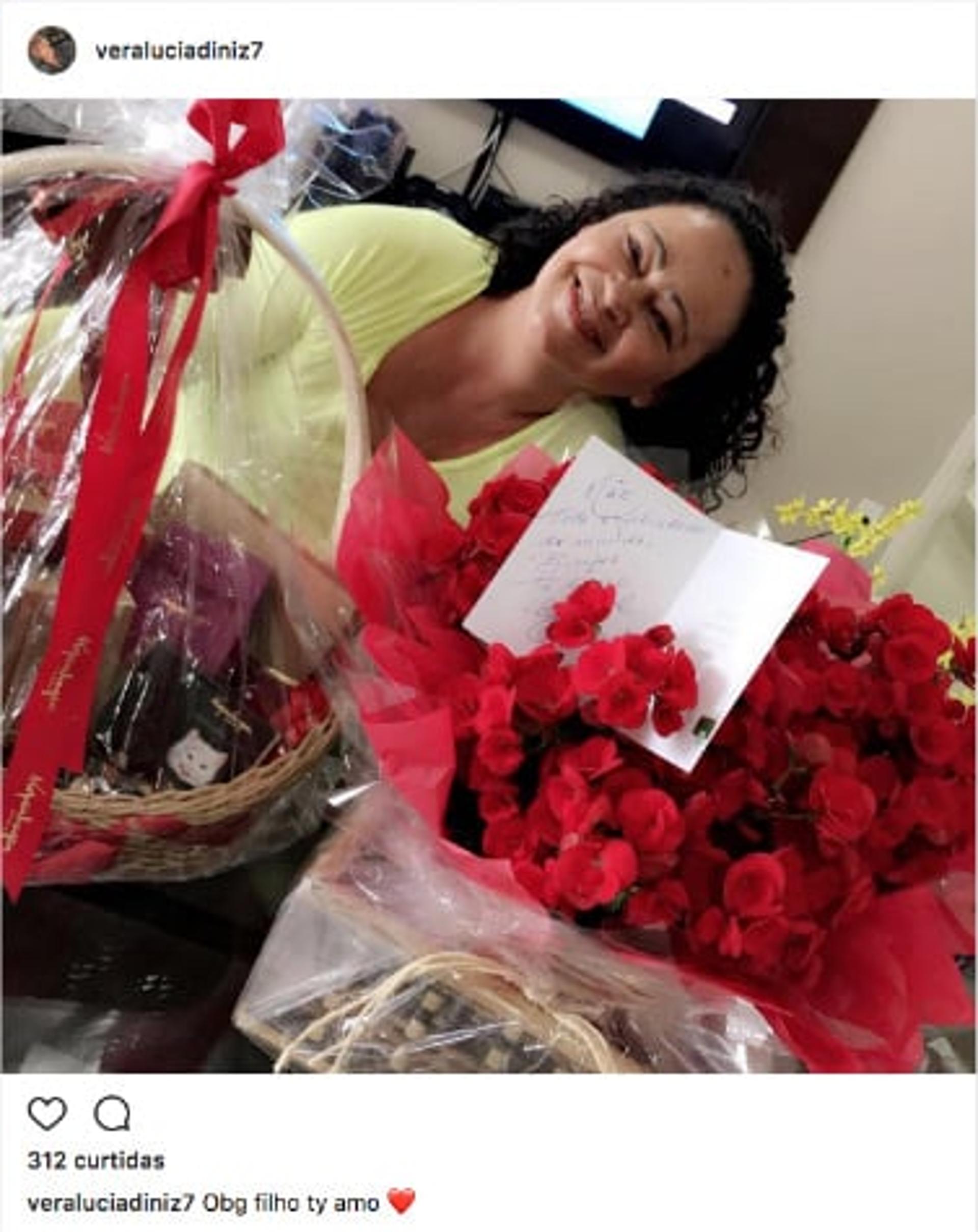 Gabriel Jesus presenteia a mãe com flores e chocolate no aniversário