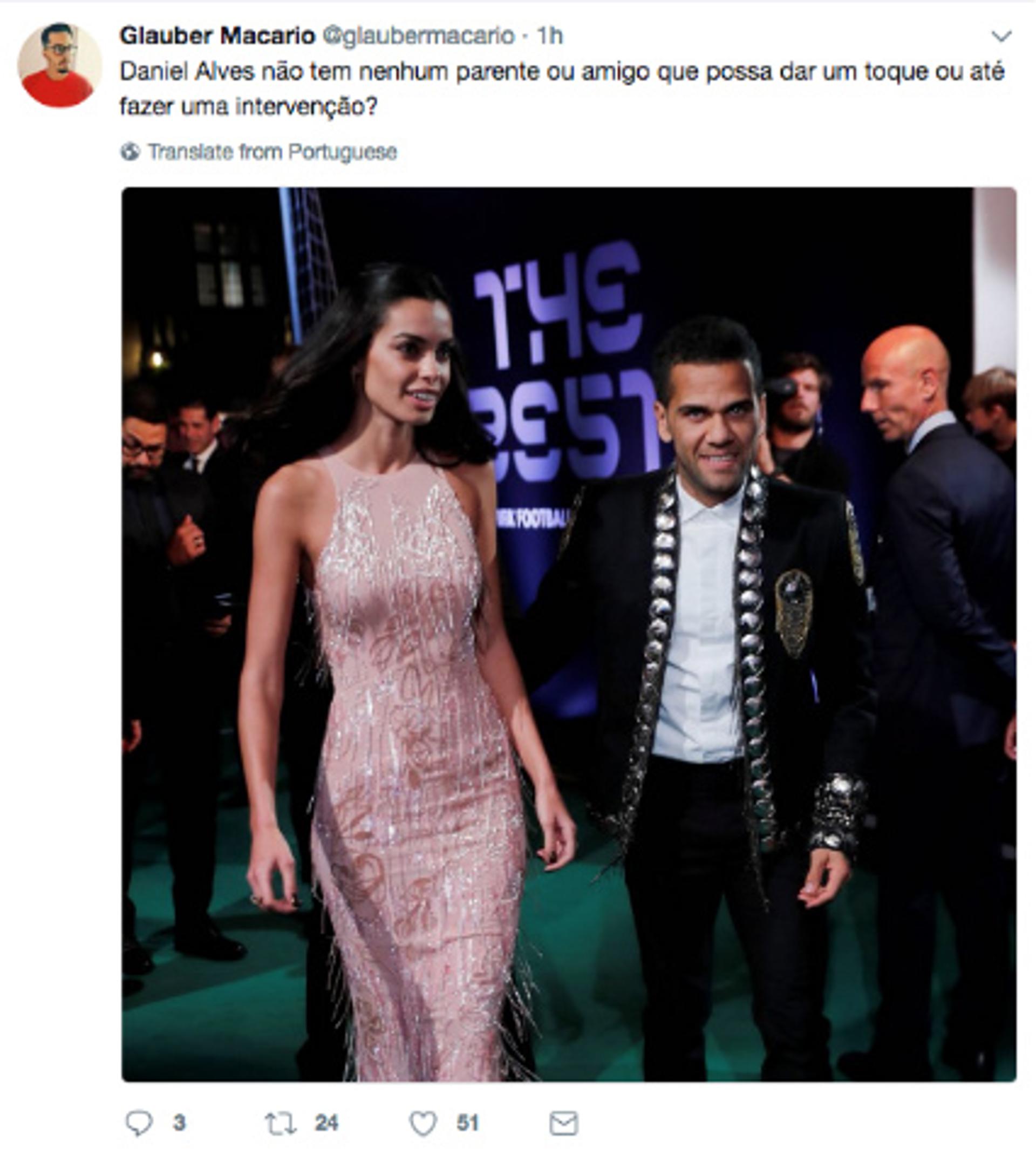 Com terno extravagante, Daniel Alves ‘bomba’ na internet