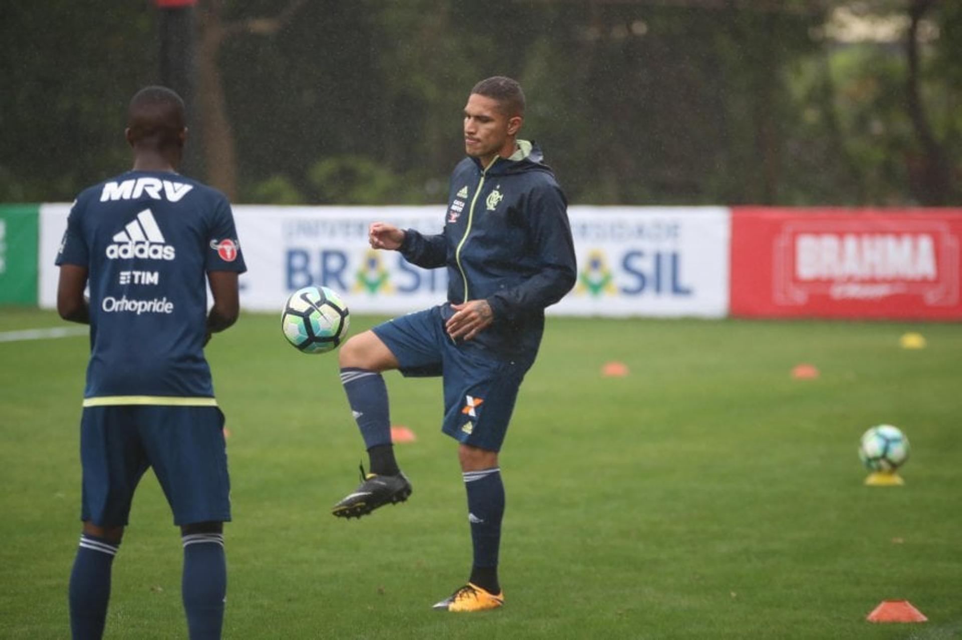 Vinicius Júnior e Guerrero batem bola em treino específico