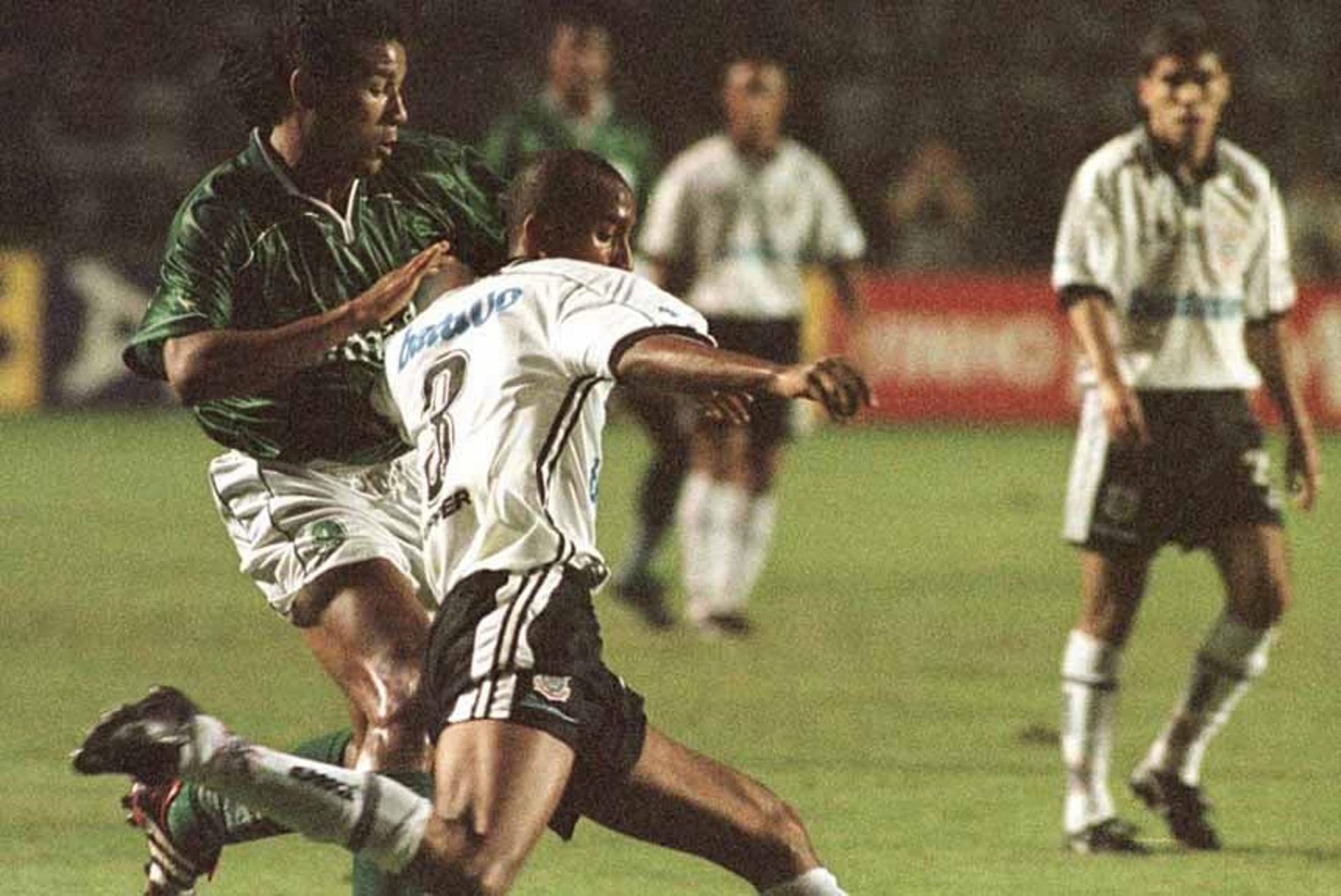 Na Libertadores de 1999 Palmeiras e Corinthians se enfrentaram quatro vezes. Na estreia o Verdão ganhou por 1 a 0, com gol de Arce. Ainda pela fase de grupos, o Corinthians ganhou por 2 a 1. Marcelinho Carioca e Fernando Baiano marcaram os tentos do Timão,&nbsp;com Paulo Nunes descontando. Ambos se classificaram