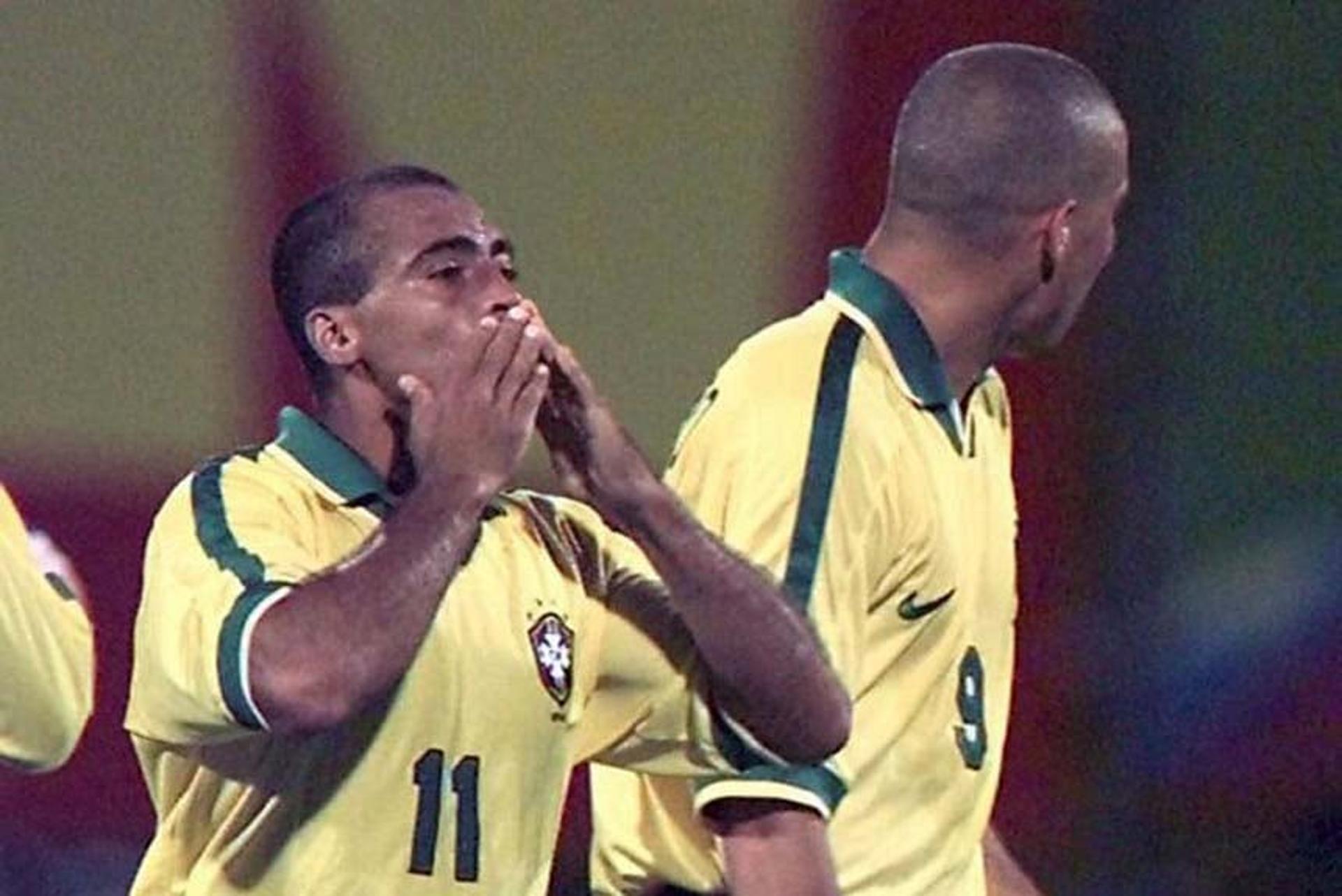 Ronaldo formava a dupla de ataque da Seleção Brasileira com Romário, que já era mais do que consagrado naquele época. Juntos, ganharam a Copa América e a Copa das Confederações pelo Brasil em 1997