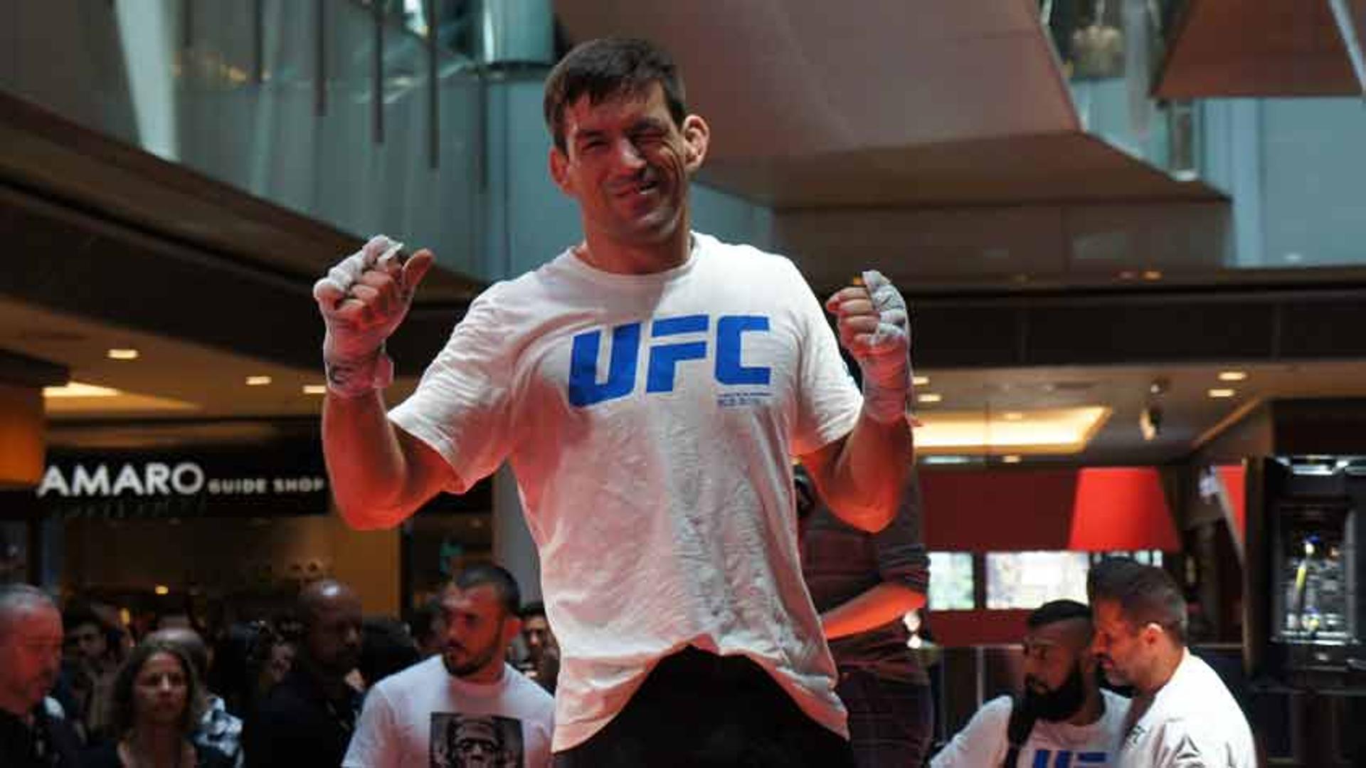 Demian Maia posa durante treino aberto do UFC São Paulo