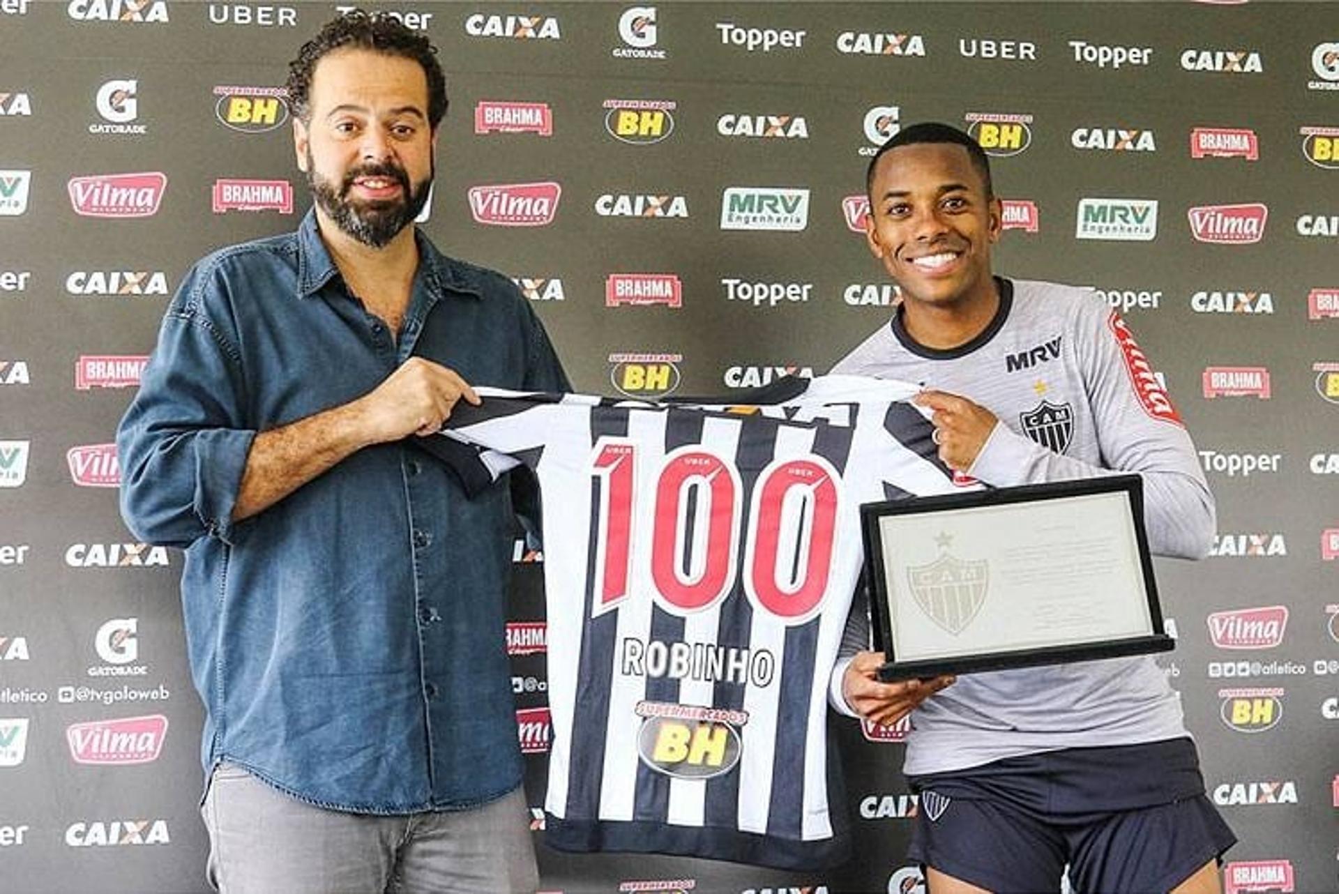 Robinho recebe homenagem após completar 100 jogos pelo Galo