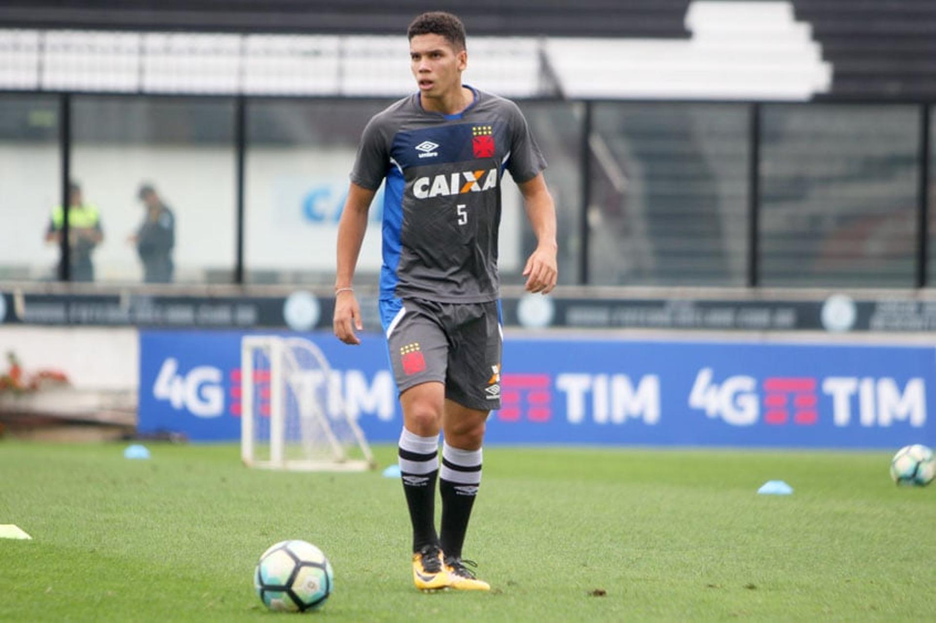 Paulinho no treino do Vasco nesta quarta-feira. Confira a seguir a galeria especial do LANCE!