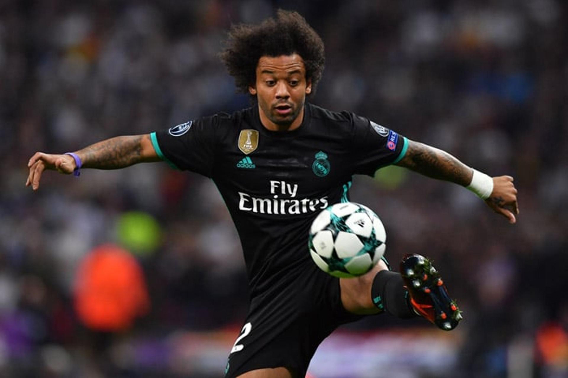 Marcelo (Real Madrid) - Assim como o compatriota Casemiro, Marcelo errou muito atrás, principalmente desperdiçando bolas - o que não é comum. No revés de seu time, foi o jogador que mais tocou na bola em campo. (Foto: BEN STANSALL / AFP)