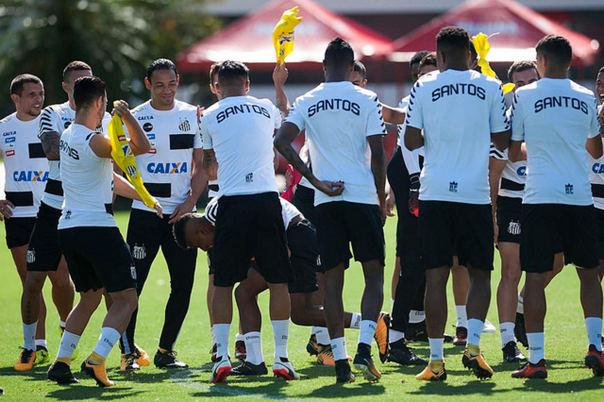 Elenco do Santos faz trote em Rodrygo