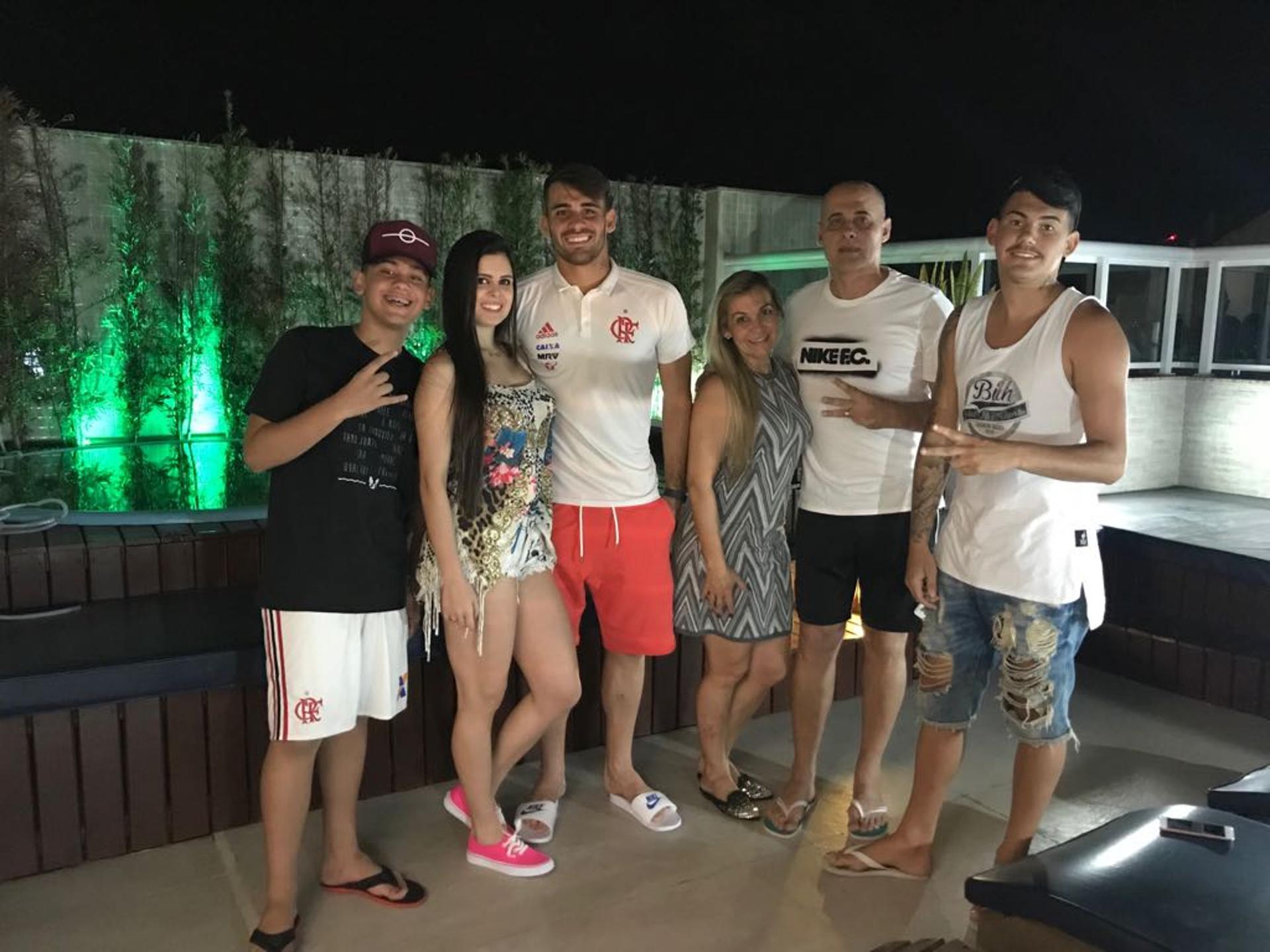 Felipe Vizeu celebra classificação no Fla-Flu ao lado da família