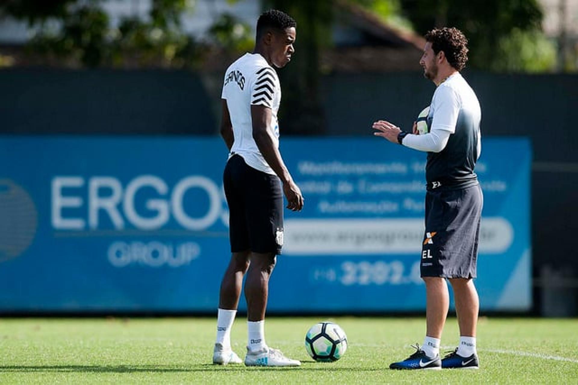 Elano conversa com Caju