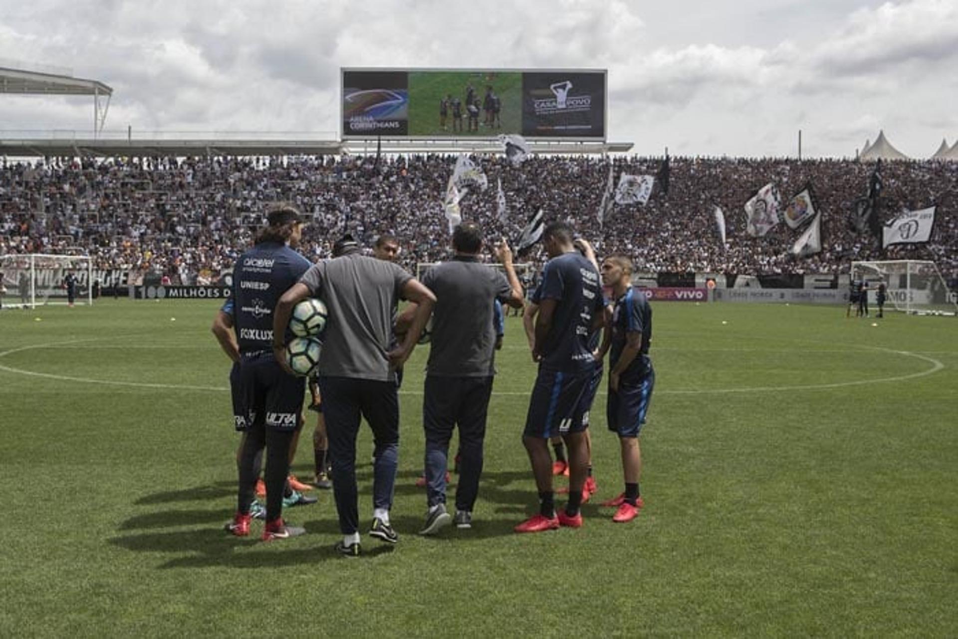 Carille discursa antes de treino do Corinthians na Arena. Time venceu o rival no dia seguinte&nbsp;