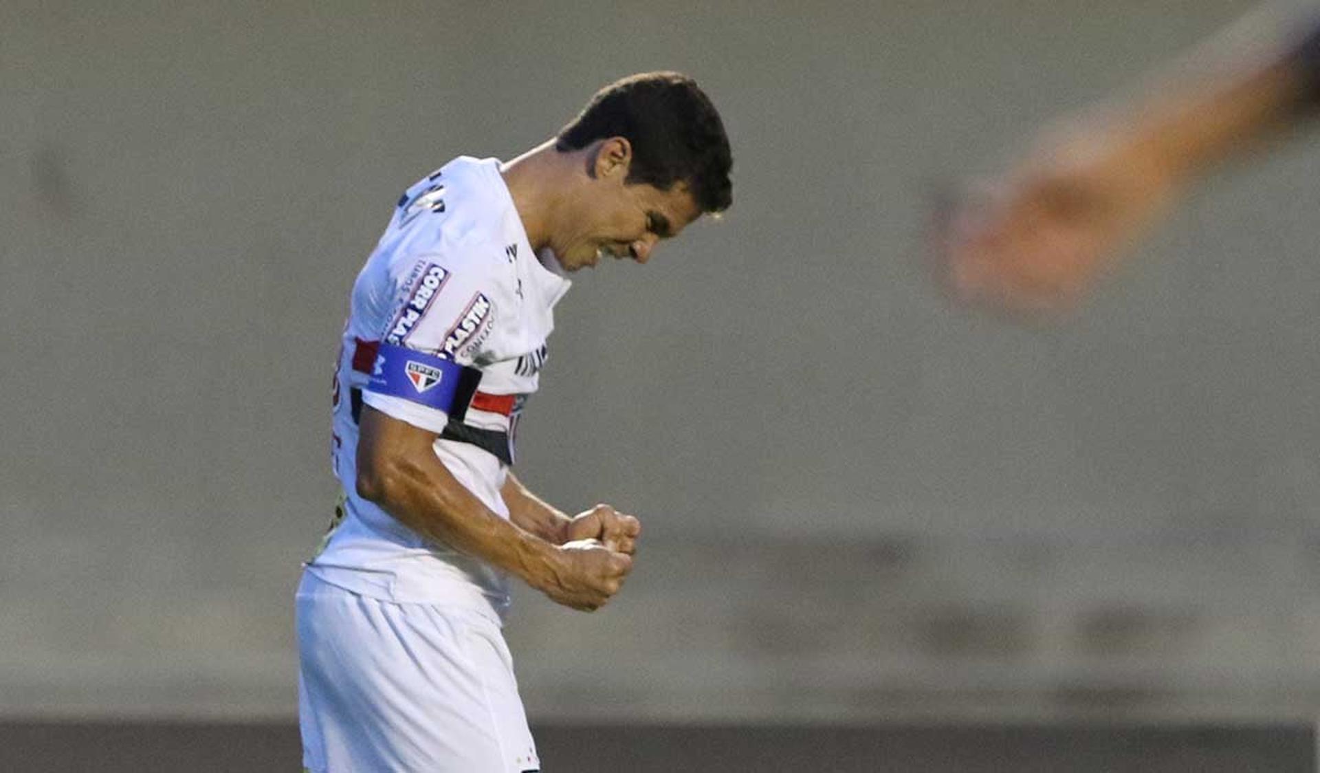 Hernanes - Atlético-GO x São Paulo