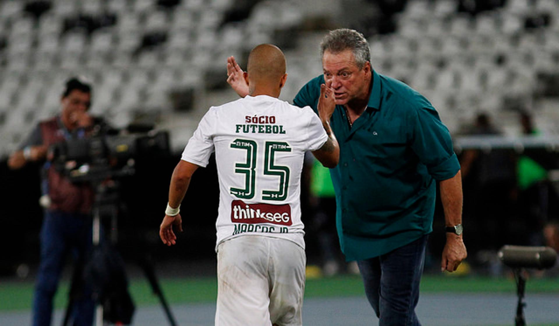 Marcos Júnior recebe o cumprimento de Abel após gol no clássico