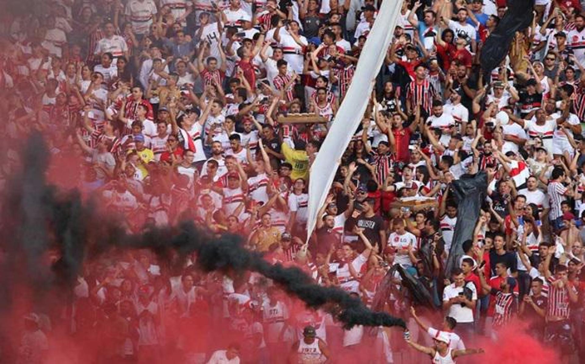 Torcida do São Paulo no Serra Dourada