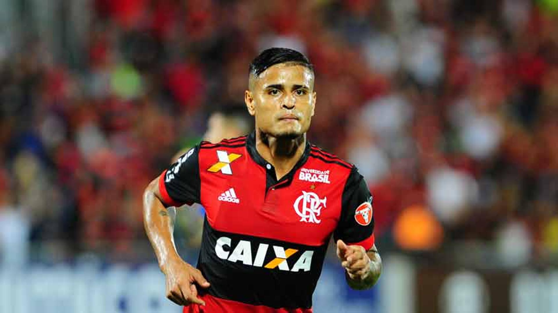 Everton fez o gol do Flamengo que abriu caminho para a vitória sobre o Cruzeiro. Veja uma galeria de fotos