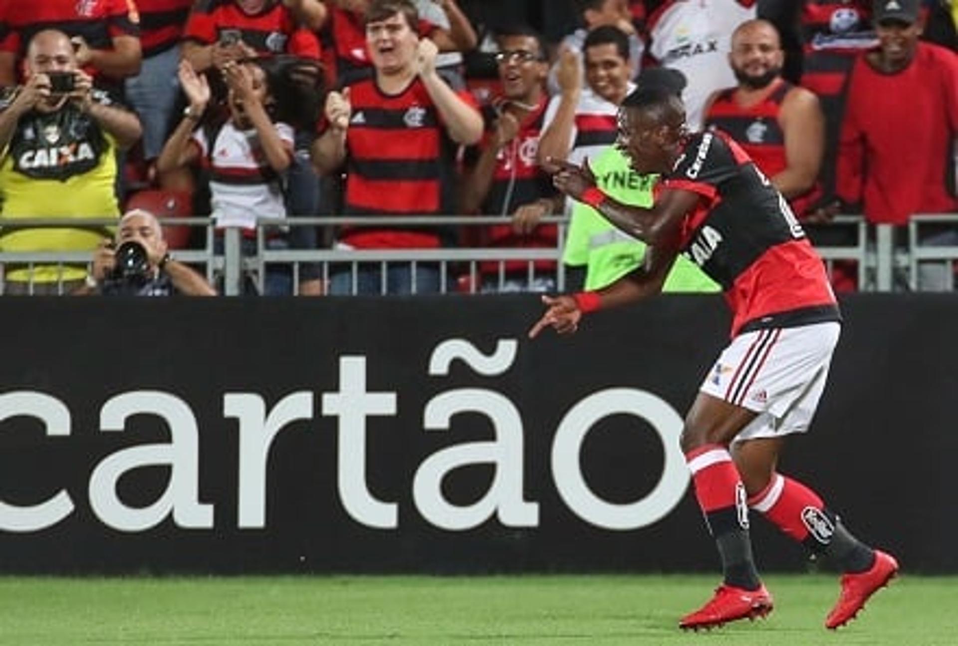 Vinicius Júnior comemora com a galera