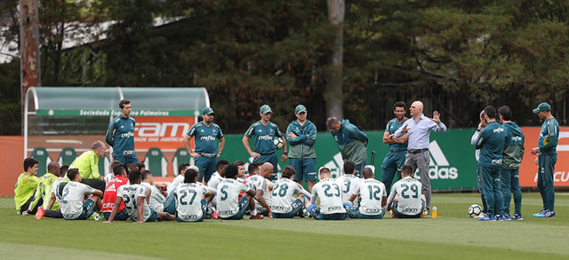 Maurício Galiotte tem reunião com o elenco do Palmeiras