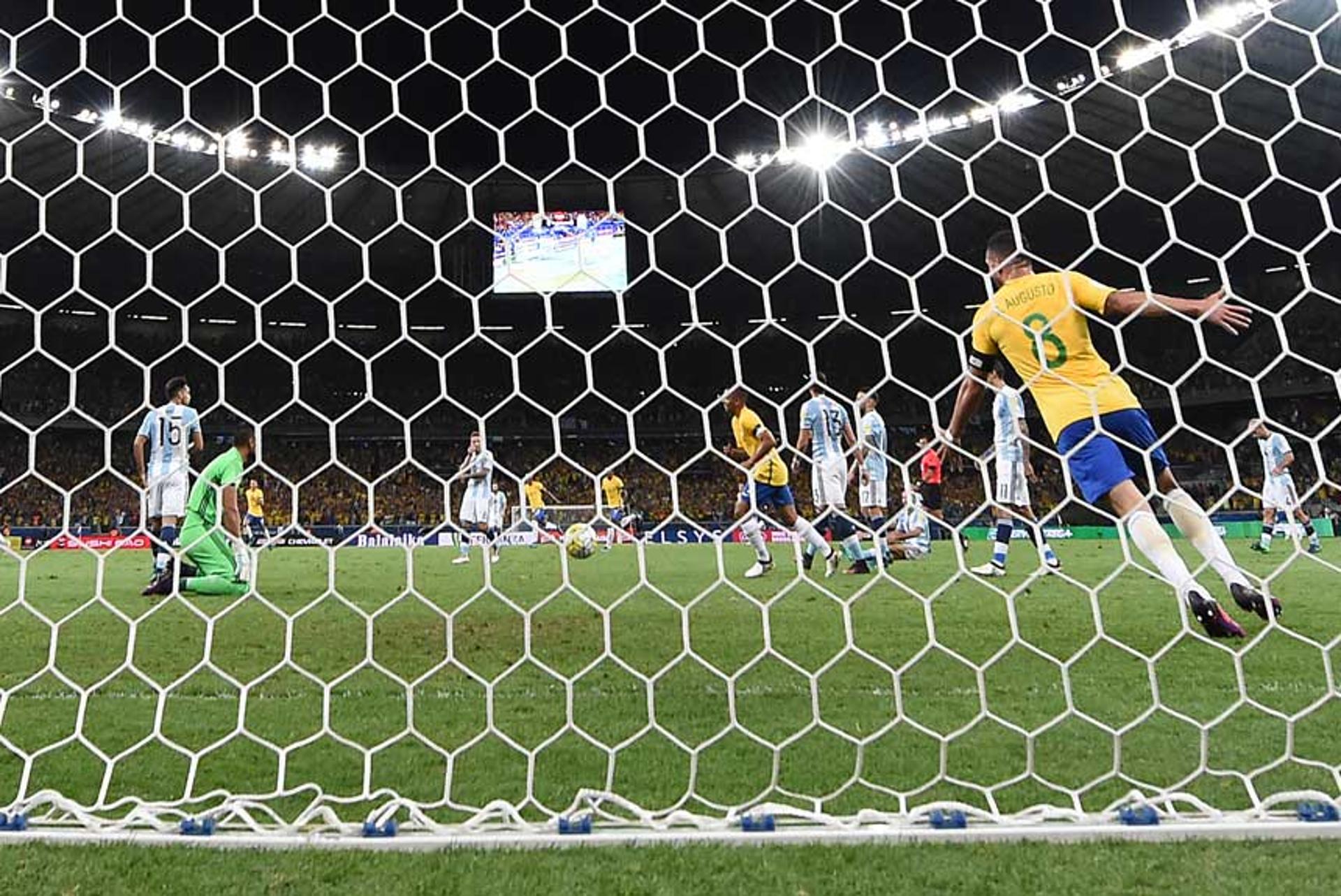 A Seleção Brasileira teve uma atuação de gala contra a Argentina no Mineirão e triunfou por 3 a 0. Philippe Coutinho, Neymar e Paulinho anotaram os gols