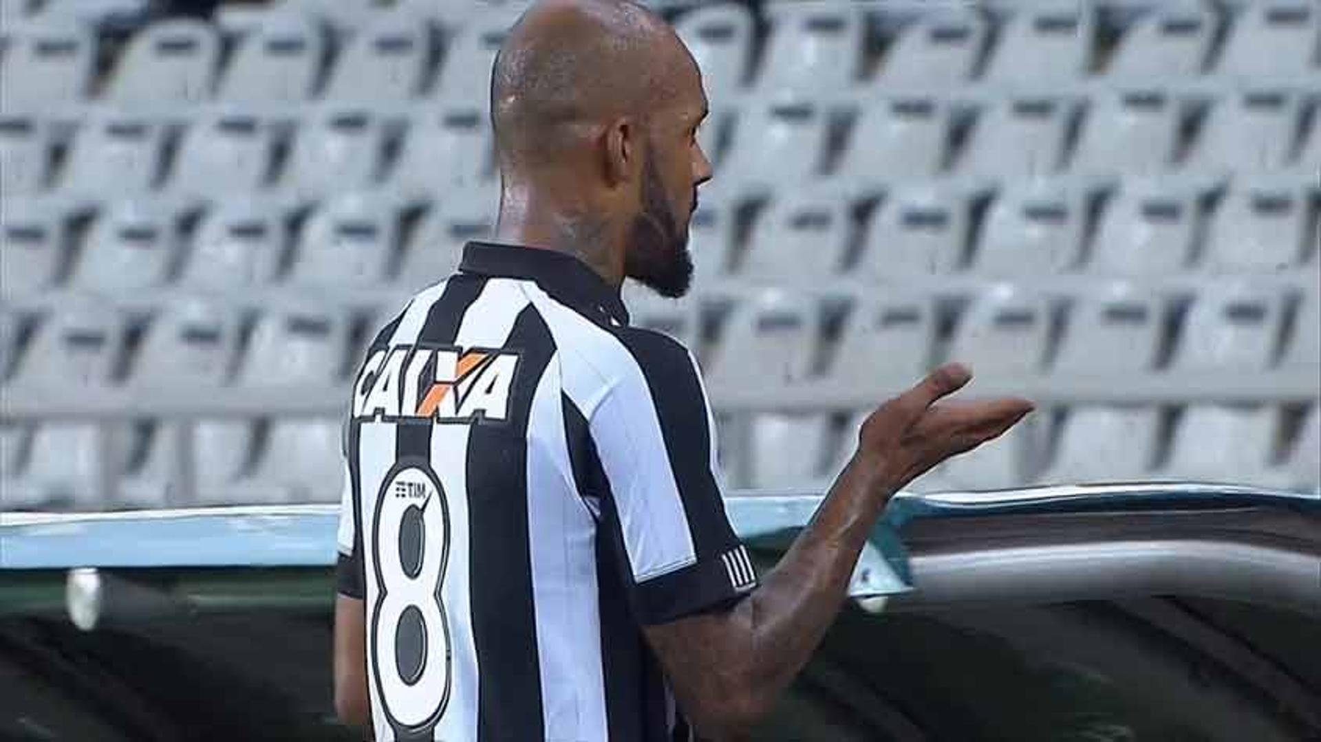 Veja imagens da derrota do Botafogo, em casa, para o lanterna Atlético-GO