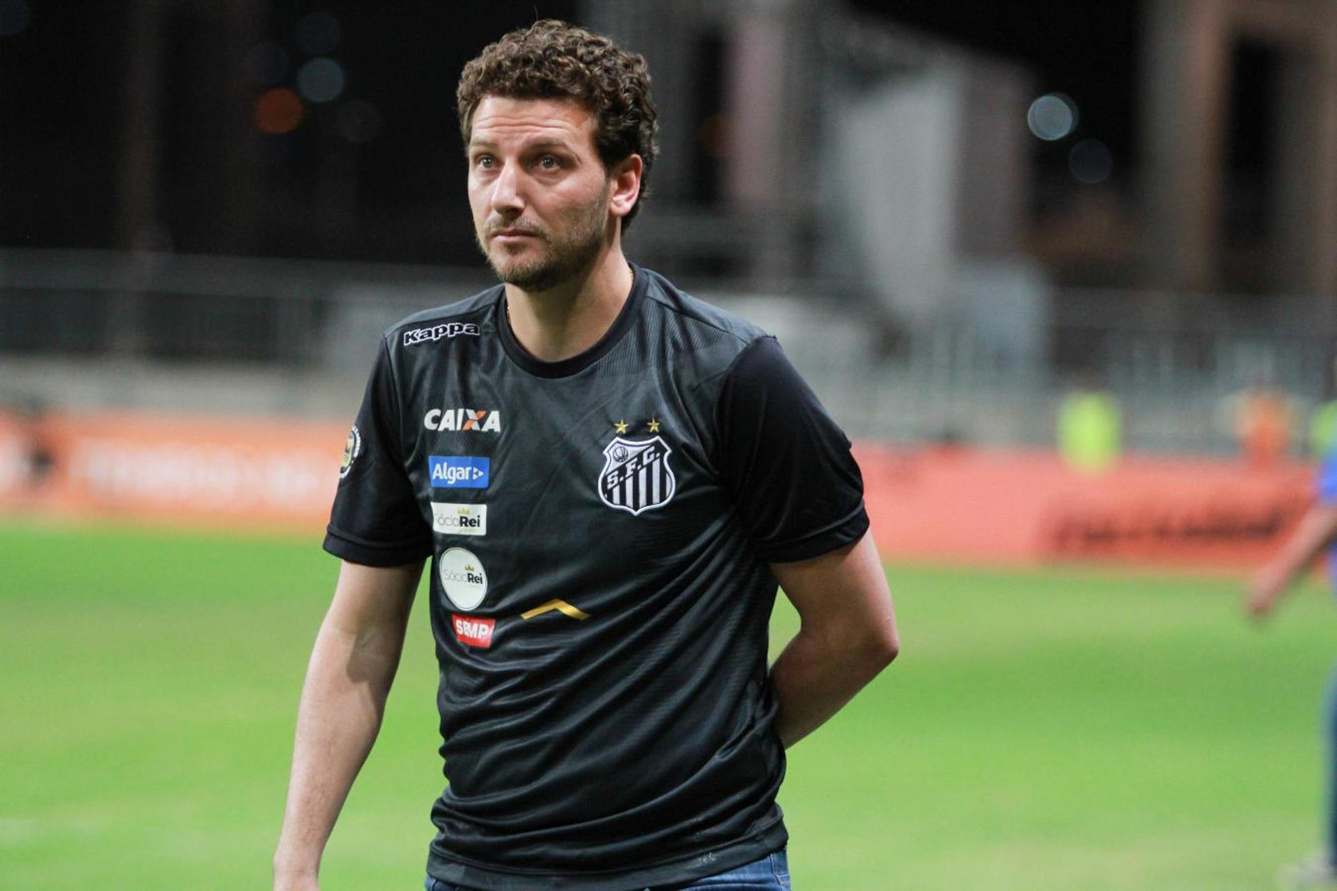 Elano tem três vitórias e três derrotas como técnico do Santos