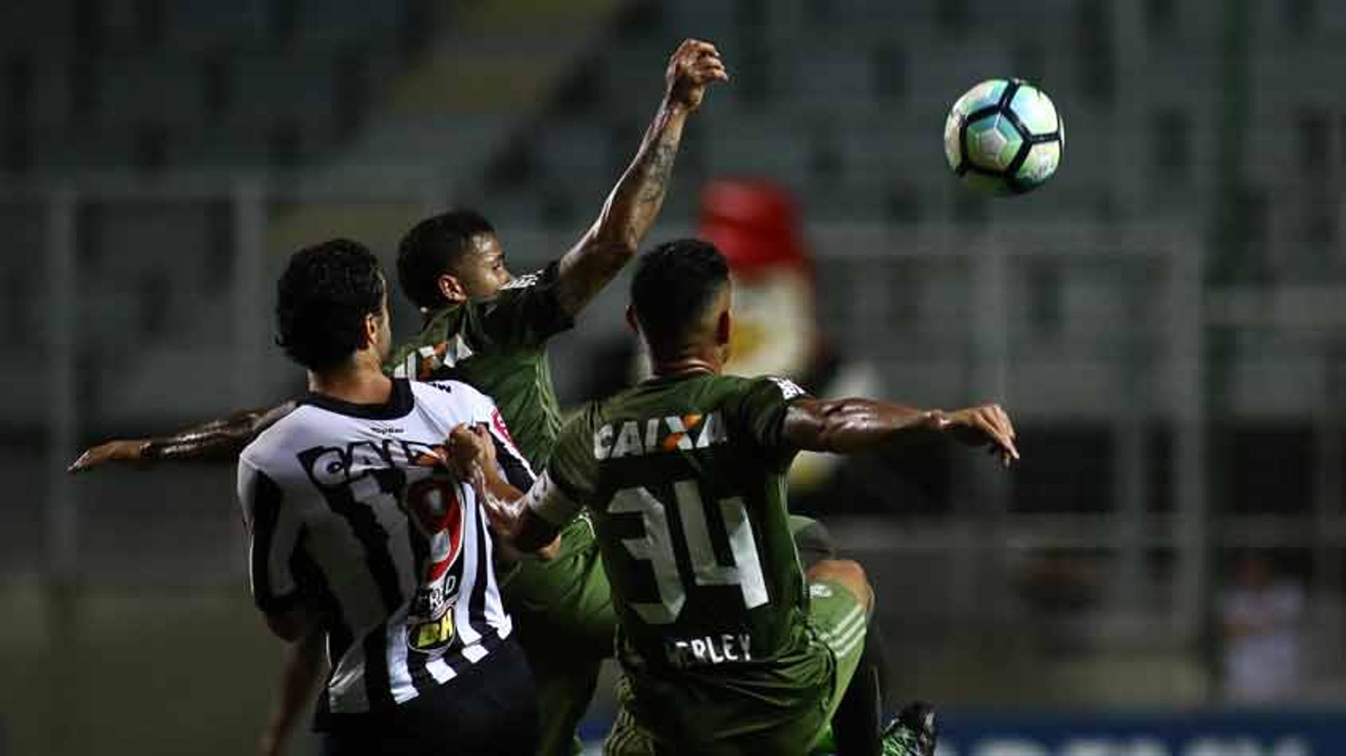 Atlético-MG atropelou o Coritiba por 3 a 0 e sonha com Libertadores. Veja uma galeria de imagens da partida