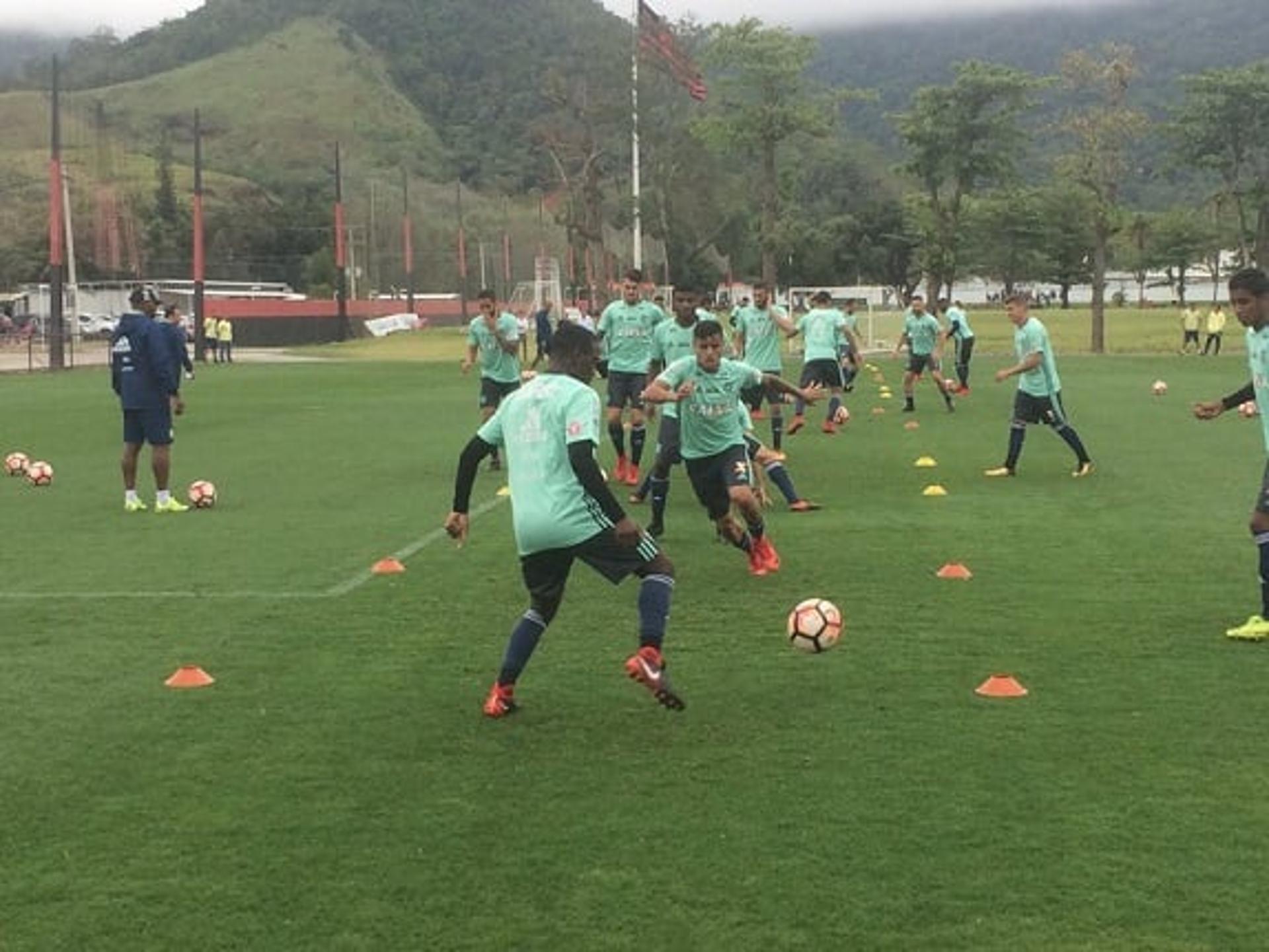 Everton treinando nesta terça-feira no campo