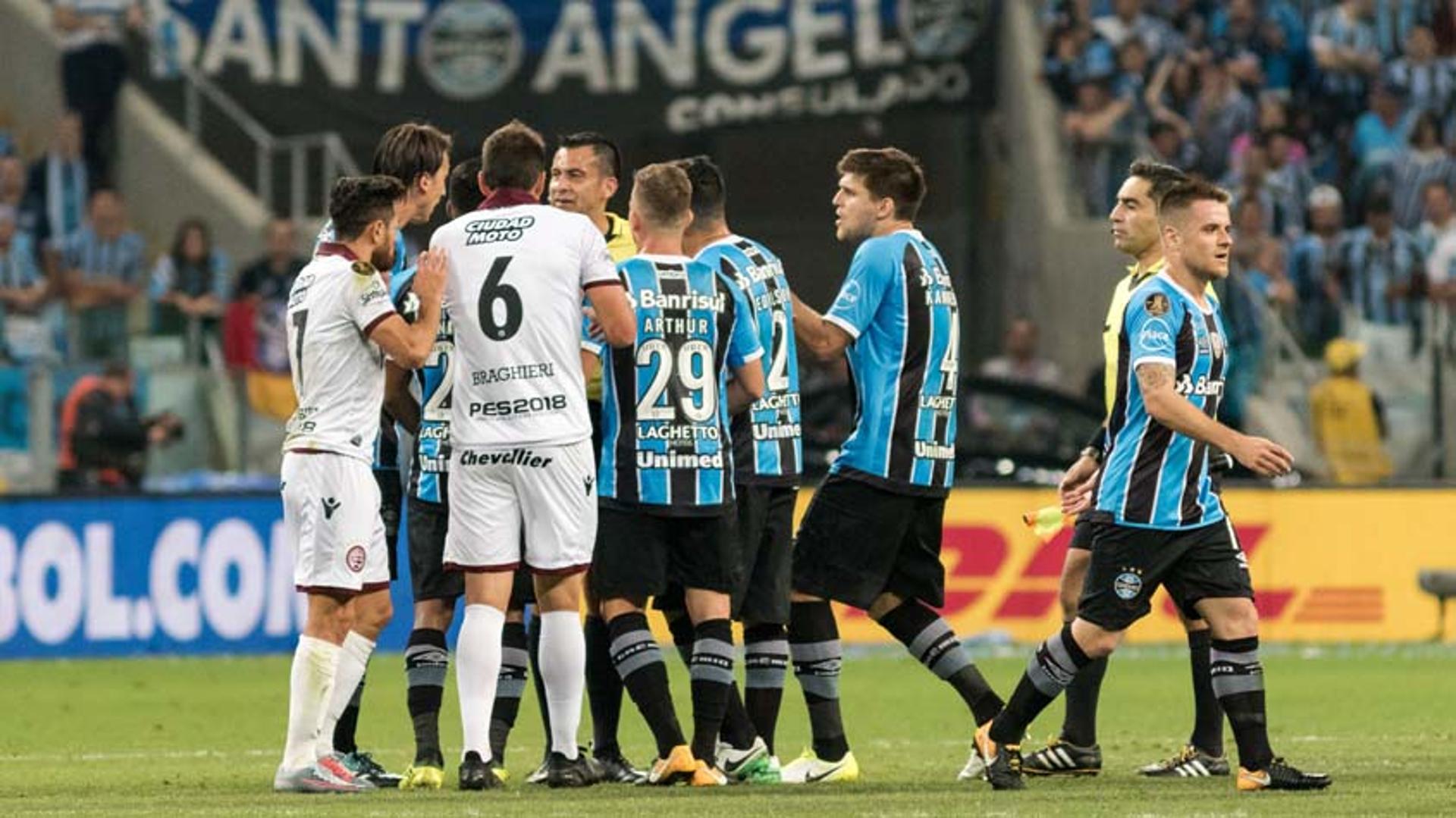 Jogadores do Grêmio cercaram o árbitro ao final da vitória sobre o Lanús