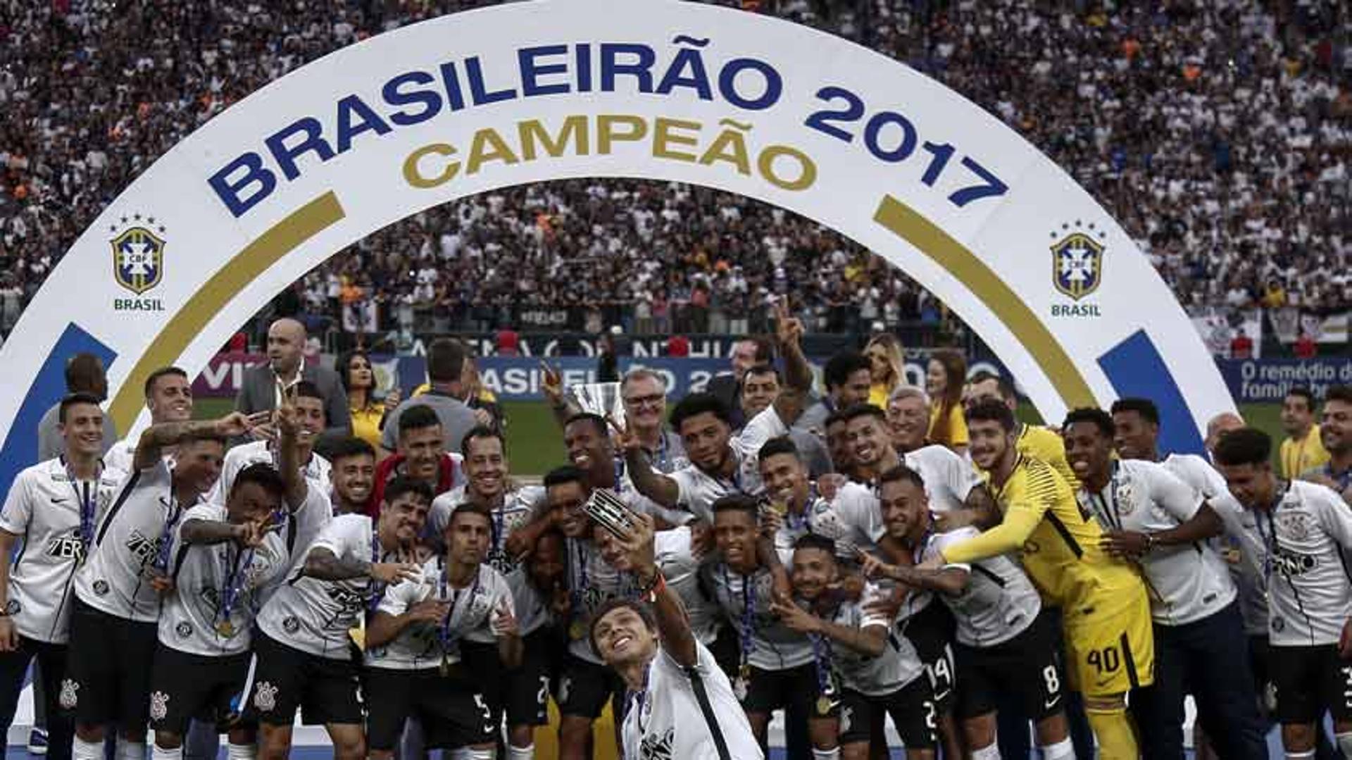 Chegou ao fim o Brasileirão-2017. O Corinthians foi campeão. Mas o Timão não ganhou dinheiro sozinho. Confira quanto cada participante da Série A ganha de premiação. O valor total pago pela TV Globo é R$ 63.774.000,00. Rebaixados não embolsam dinheiro.