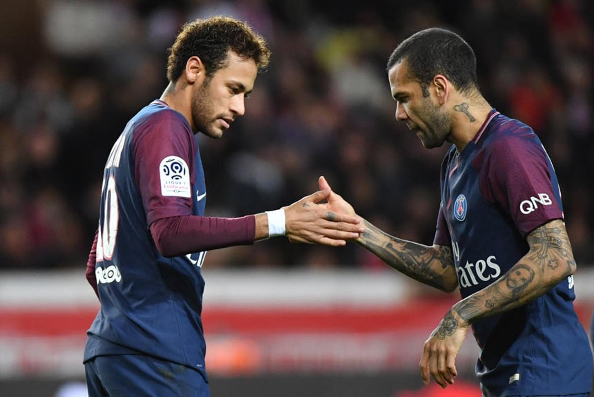 Daniel Alves (Paris Saint-Germain) - Daniel Alves se destacou ofensivamente, mantendo o elevado nível de suas atuações pelo PSG, que venceu o Monaco por 2 a 1, no Principado.