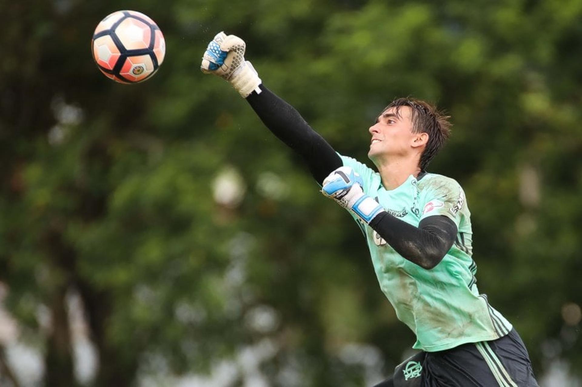 César deve ganhar chance no Flamengo