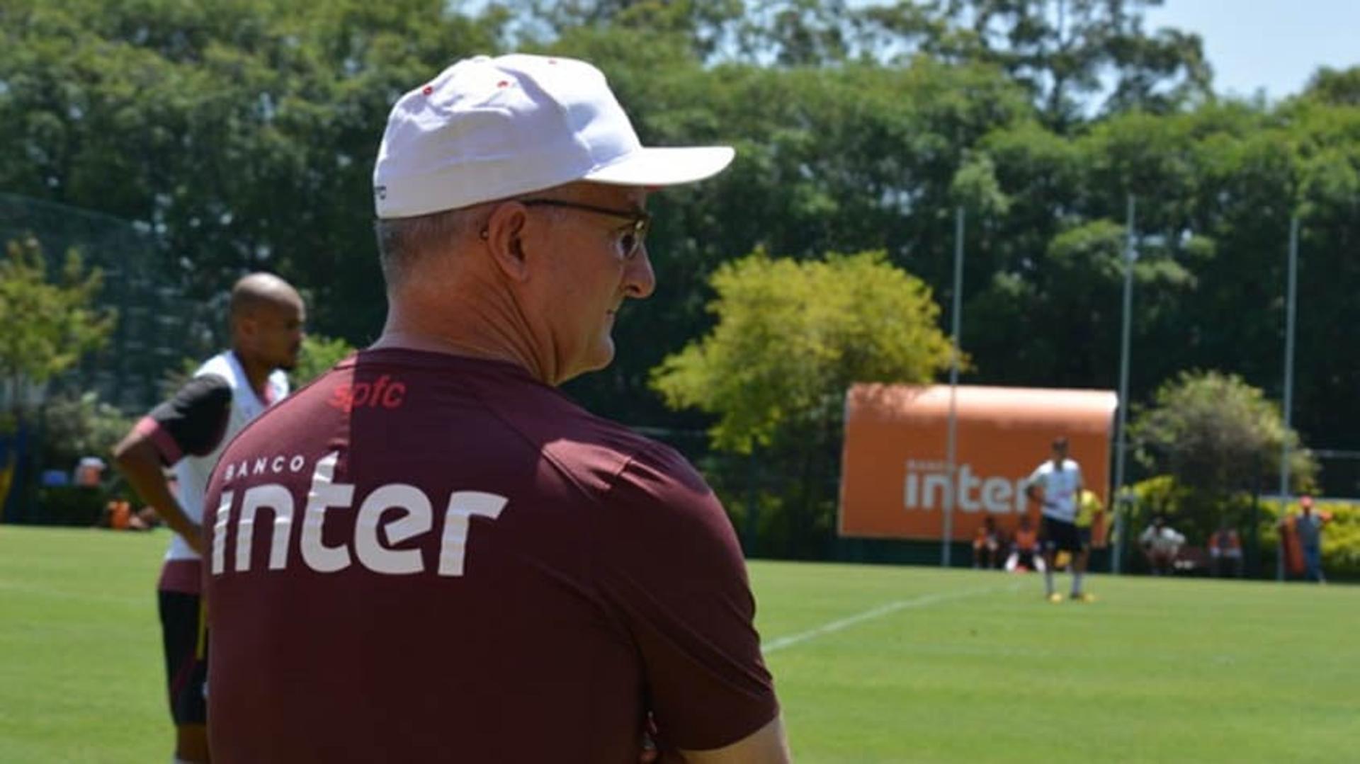 O técnico Dorival Júnior aproveitou o treino para observar possíveis reforços para a próxima temporada